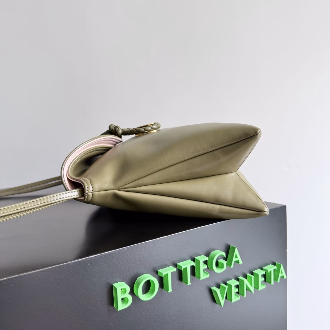 Inspired by 1970, the Bottega Veneta women's logo shoulder bag has a smooth leather surface that brings a clean and handsome feeling, just like the neatness and tenacity of a working woman. The front buckle has a high-quality hardware pendant body, which is retro and elegant as a whole. The excellent leather feels soft. This series of Bottega Veneta can be said to be full of beauty, weakening the complexity of dressing. It does not compete or fight, but only interprets itself with the best quality.