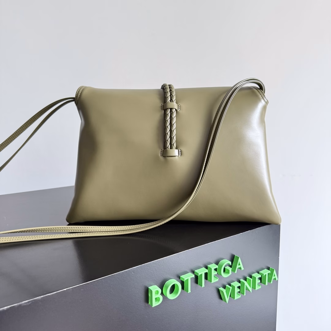 Inspired by 1970, the Bottega Veneta women's logo shoulder bag has a smooth leather surface that brings a clean and handsome feeling, just like the neatness and tenacity of a working woman. The front buckle has a high-quality hardware pendant body, which is retro and elegant as a whole. The excellent leather feels soft. This series of Bottega Veneta can be said to be full of beauty, weakening the complexity of dressing. It does not compete or fight, but only interprets itself with the best quality.