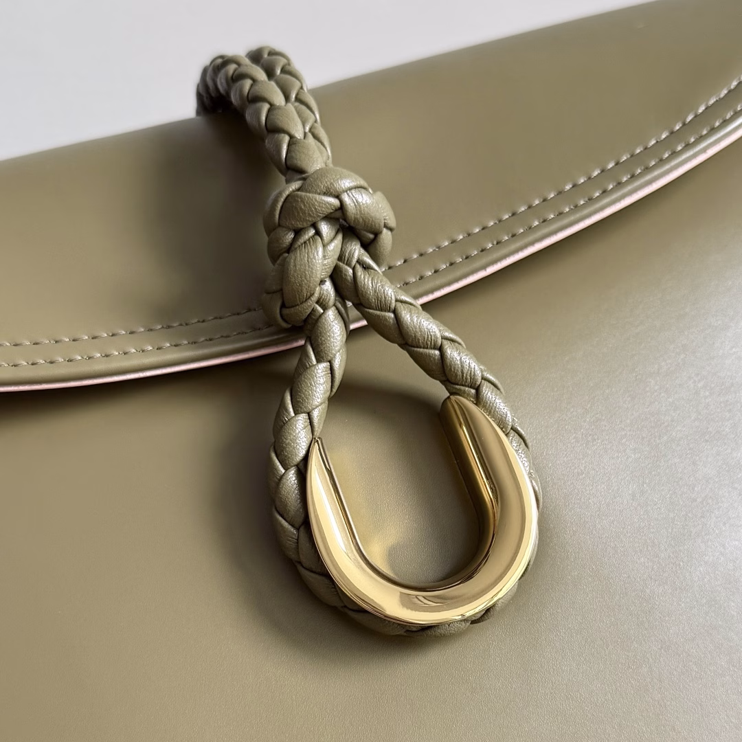 Inspired by 1970, the Bottega Veneta women's logo shoulder bag has a smooth leather surface that brings a clean and handsome feeling, just like the neatness and tenacity of a working woman. The front buckle has a high-quality hardware pendant body, which is retro and elegant as a whole. The excellent leather feels soft. This series of Bottega Veneta can be said to be full of beauty, weakening the complexity of dressing. It does not compete or fight, but only interprets itself with the best quality.