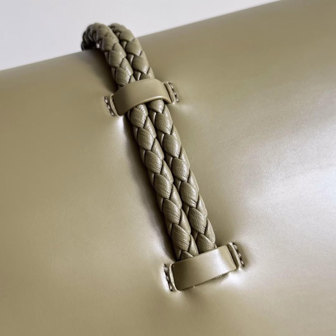 Inspired by 1970, the Bottega Veneta women's logo shoulder bag has a smooth leather surface that brings a clean and handsome feeling, just like the neatness and tenacity of a working woman. The front buckle has a high-quality hardware pendant body, which is retro and elegant as a whole. The excellent leather feels soft. This series of Bottega Veneta can be said to be full of beauty, weakening the complexity of dressing. It does not compete or fight, but only interprets itself with the best quality.