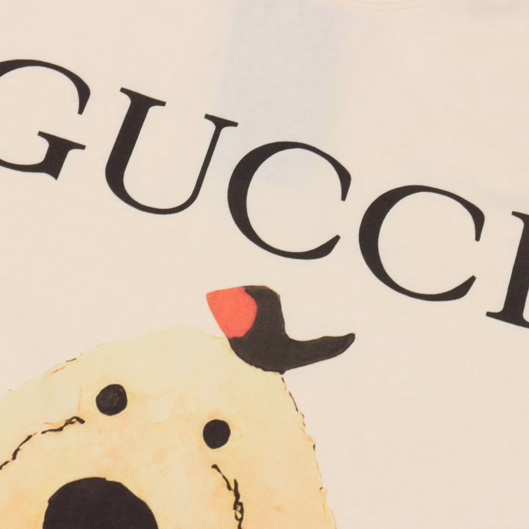 Gucci cartoon high-weight short-sleeved T-shirtMade of custom-made 100% pure cotton fabric, the fabric feels delicate, thick and textured pure cotton clothHigh-density weaving technology, as soft, tight and comfortable as cotton woolIt has a crisp feeling and is very stylish when worn~Exquisite, full and textured, perfectly presenting the brand's sense of grade, whether worn as an inner layer or alone, it is super stylishLoose-fitting cut, easy to wear