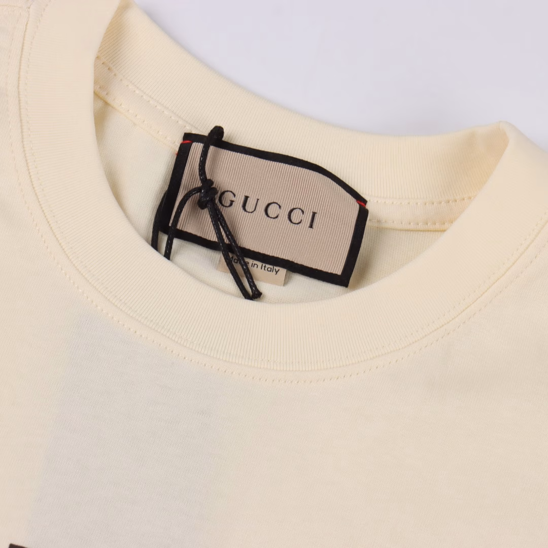 Gucci cartoon high-weight short-sleeved T-shirtMade of custom-made 100% pure cotton fabric, the fabric feels delicate, thick and textured pure cotton clothHigh-density weaving technology, as soft, tight and comfortable as cotton woolIt has a crisp feeling and is very stylish when worn~Exquisite, full and textured, perfectly presenting the brand's sense of grade, whether worn as an inner layer or alone, it is super stylishLoose-fitting cut, easy to wear