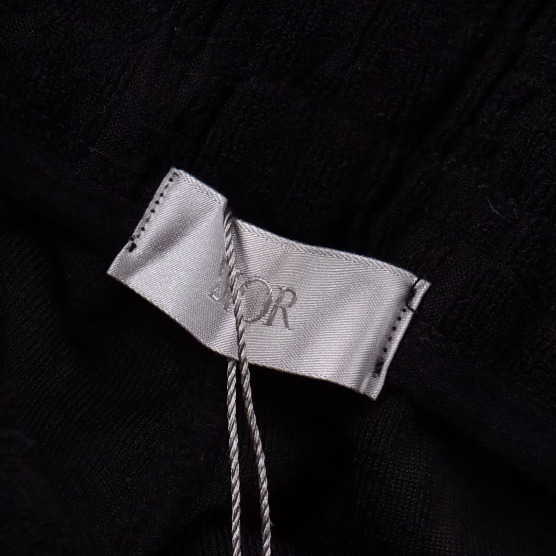 Dior 25ss dark pattern CD full print logo jacquard towel shorts25 new knitted shorts, custom fabrics use wafer cloth weaving, jacquard knitting technology,The version is tight and three-dimensional, the custom trouser rope hardware has a strong texture, smooth, comfortable and breathable upper body,The three-dimensional sense of the bumpy shape, fashionable and casual wear, full of old flowers
