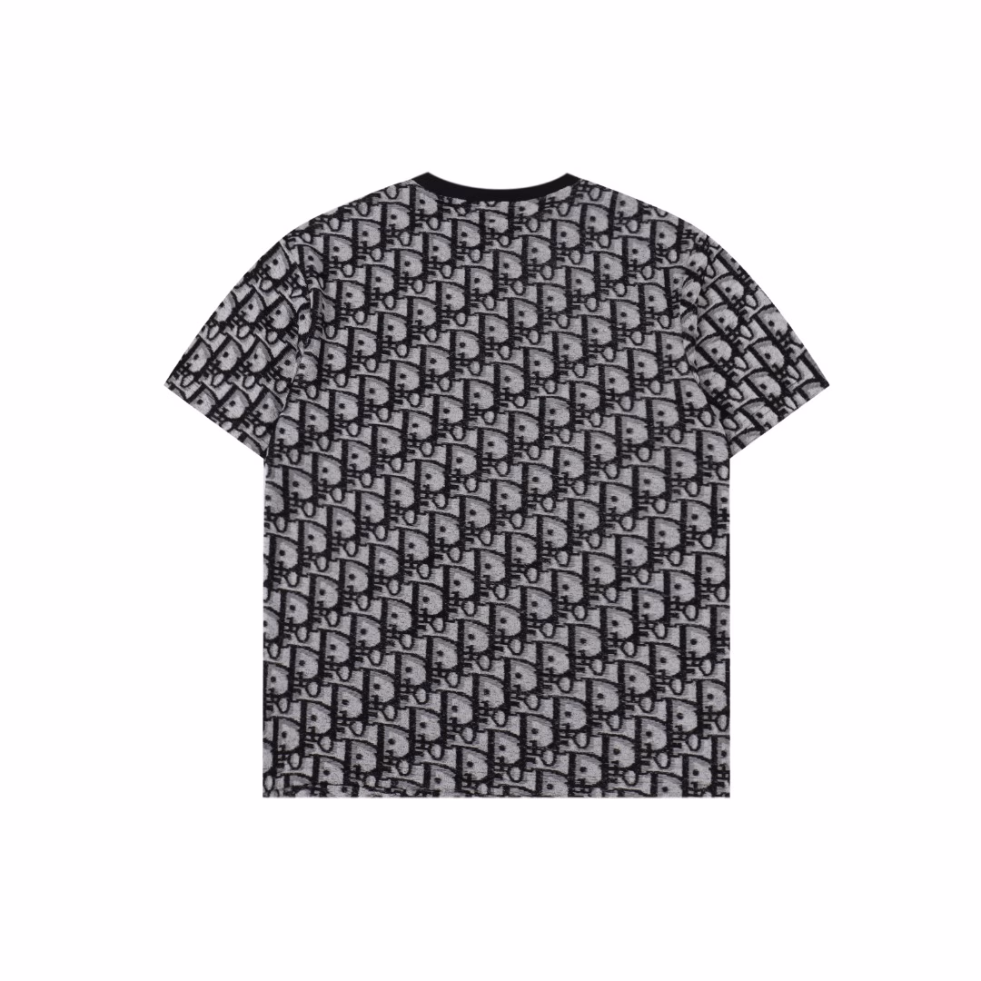 Dior 25ss full-print CD old flower jacquard towel short-sleeved T-shirtOriginally purchased, the fabric is made of 280g pure cotton jacquard fabric with a fixed 21-count plain weave base,It is interwoven with an imported special German gamma cylinder towel machine, woven with 28 needle cylinder fine wires, and the bottom is not grabbed first for easy adhesion.The printing table uses an imported cotton direct injection machine, active digital technology, two penetration fixation and then evaporation and washing treatment,Soft and breathable positioning printing makes each pattern perfectly restored, full-width counter-positioned burning flower matching pieces,Highly restored color brightness, repeated test pieces to adjust color difference, and then the bottom is grabbed for secondary shaping.The front horizontal bar is positioned in jacquard, the laser positioning flower pieces are manually cut, and the back band arrangement flower pattern,The front and back are cut in the same direction along the hair, and the full manual flower cutting is very good-looking when worn alone.It is better to match with the same shorts!
