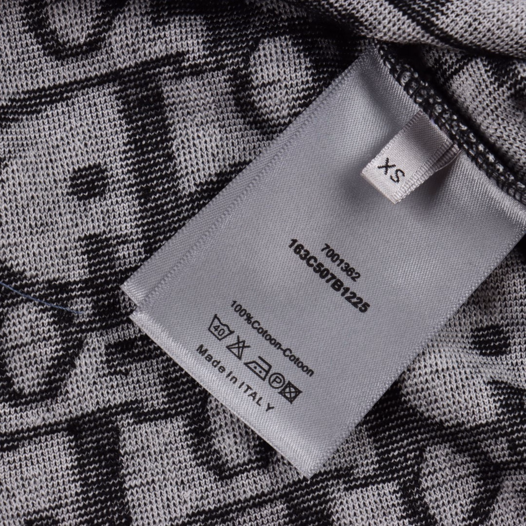 Dior 25ss full-print CD old flower jacquard towel short-sleeved T-shirtOriginally purchased, the fabric is made of 280g pure cotton jacquard fabric with a fixed 21-count plain weave base,It is interwoven with an imported special German gamma cylinder towel machine, woven with 28 needle cylinder fine wires, and the bottom is not grabbed first for easy adhesion.The printing table uses an imported cotton direct injection machine, active digital technology, two penetration fixation and then evaporation and washing treatment,Soft and breathable positioning printing makes each pattern perfectly restored, full-width counter-positioned burning flower matching pieces,Highly restored color brightness, repeated test pieces to adjust color difference, and then the bottom is grabbed for secondary shaping.The front horizontal bar is positioned in jacquard, the laser positioning flower pieces are manually cut, and the back band arrangement flower pattern,The front and back are cut in the same direction along the hair, and the full manual flower cutting is very good-looking when worn alone.It is better to match with the same shorts!