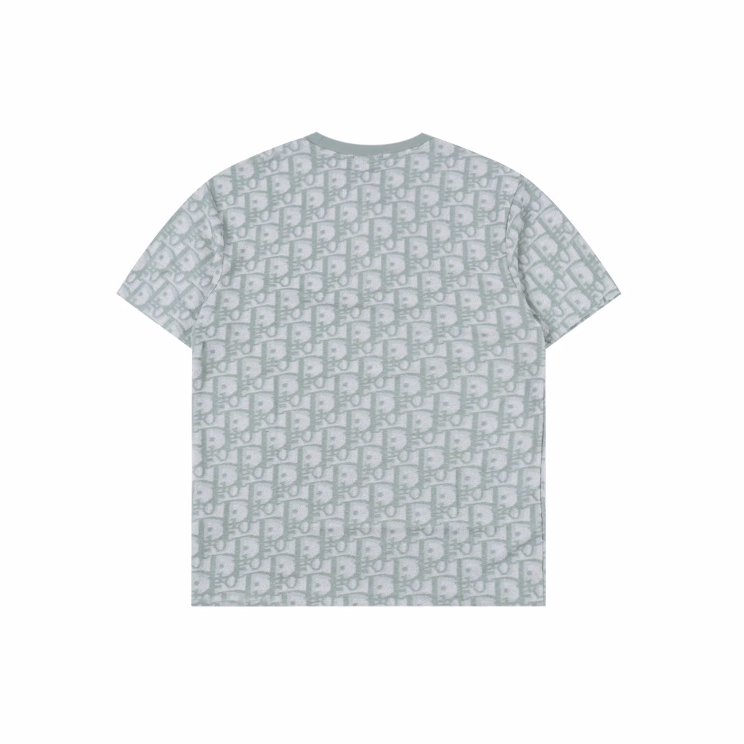 Dior 25ss full-print CD old flower jacquard towel short-sleeved T-shirtOriginally purchased, the fabric is made of 280g pure cotton jacquard fabric with a fixed 21-count plain weave base,It is interwoven with an imported special German gamma cylinder towel machine, woven with 28 needle cylinder fine wires, and the bottom is not grabbed first for easy adhesion.The printing table uses an imported cotton direct injection machine, active digital technology, two penetration fixation and then evaporation and washing treatment,Soft and breathable positioning printing makes each pattern perfectly restored, full-width counter-positioned burning flower matching pieces,Highly restored color brightness, repeated test pieces to adjust color difference, and then the bottom is grabbed for secondary shaping.The front horizontal bar is positioned in jacquard, the laser positioning flower pieces are manually cut, and the back band arrangement flower pattern,The front and back are cut in the same direction along the hair, and the full manual flower cutting is very good-looking when worn alone.It is better to match with the same shorts!