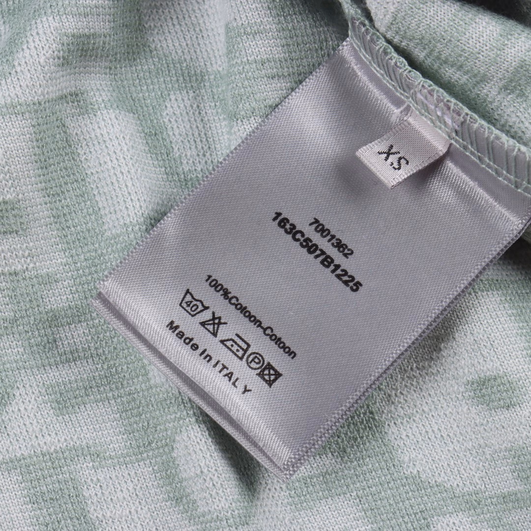 Dior 25ss full-print CD old flower jacquard towel short-sleeved T-shirtOriginally purchased, the fabric is made of 280g pure cotton jacquard fabric with a fixed 21-count plain weave base,It is interwoven with an imported special German gamma cylinder towel machine, woven with 28 needle cylinder fine wires, and the bottom is not grabbed first for easy adhesion.The printing table uses an imported cotton direct injection machine, active digital technology, two penetration fixation and then evaporation and washing treatment,Soft and breathable positioning printing makes each pattern perfectly restored, full-width counter-positioned burning flower matching pieces,Highly restored color brightness, repeated test pieces to adjust color difference, and then the bottom is grabbed for secondary shaping.The front horizontal bar is positioned in jacquard, the laser positioning flower pieces are manually cut, and the back band arrangement flower pattern,The front and back are cut in the same direction along the hair, and the full manual flower cutting is very good-looking when worn alone.It is better to match with the same shorts!