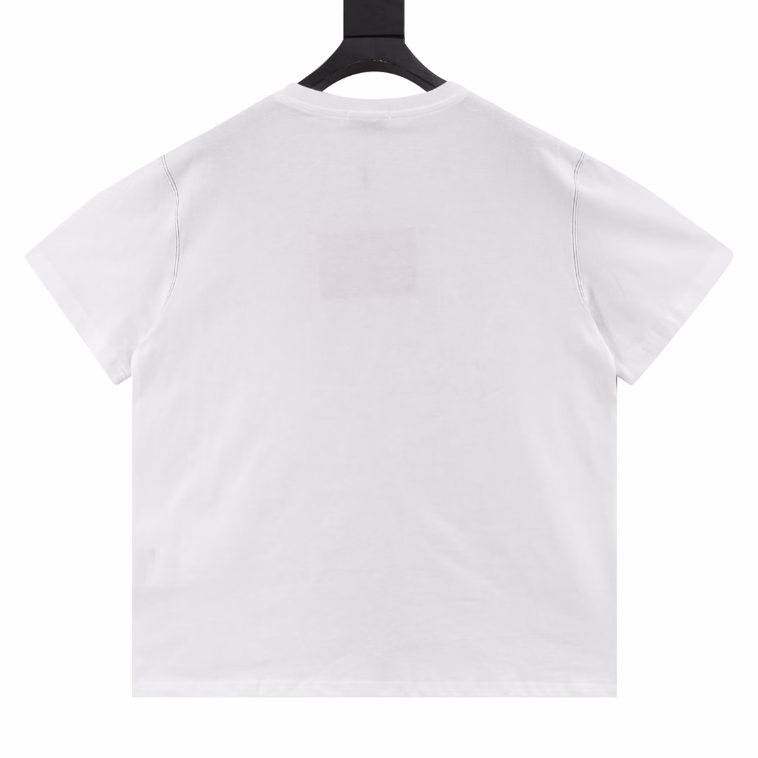 Miu Miu logo short-sleeved T-shirt with visible stitchingThe fabric is 260g combed cotton, customized 32-count 1*1 thread, and the garment is washed twice. The fabric is comfortable and skin-friendly without any strange feeling. It is custom-dyed fabric with high textile density, good drape, and not easy to deform. The thick weave and compact spinning process will not affect the breathability of the fabric. The color saturation is very high. This is a treasure-level product that you absolutely cannot miss.
