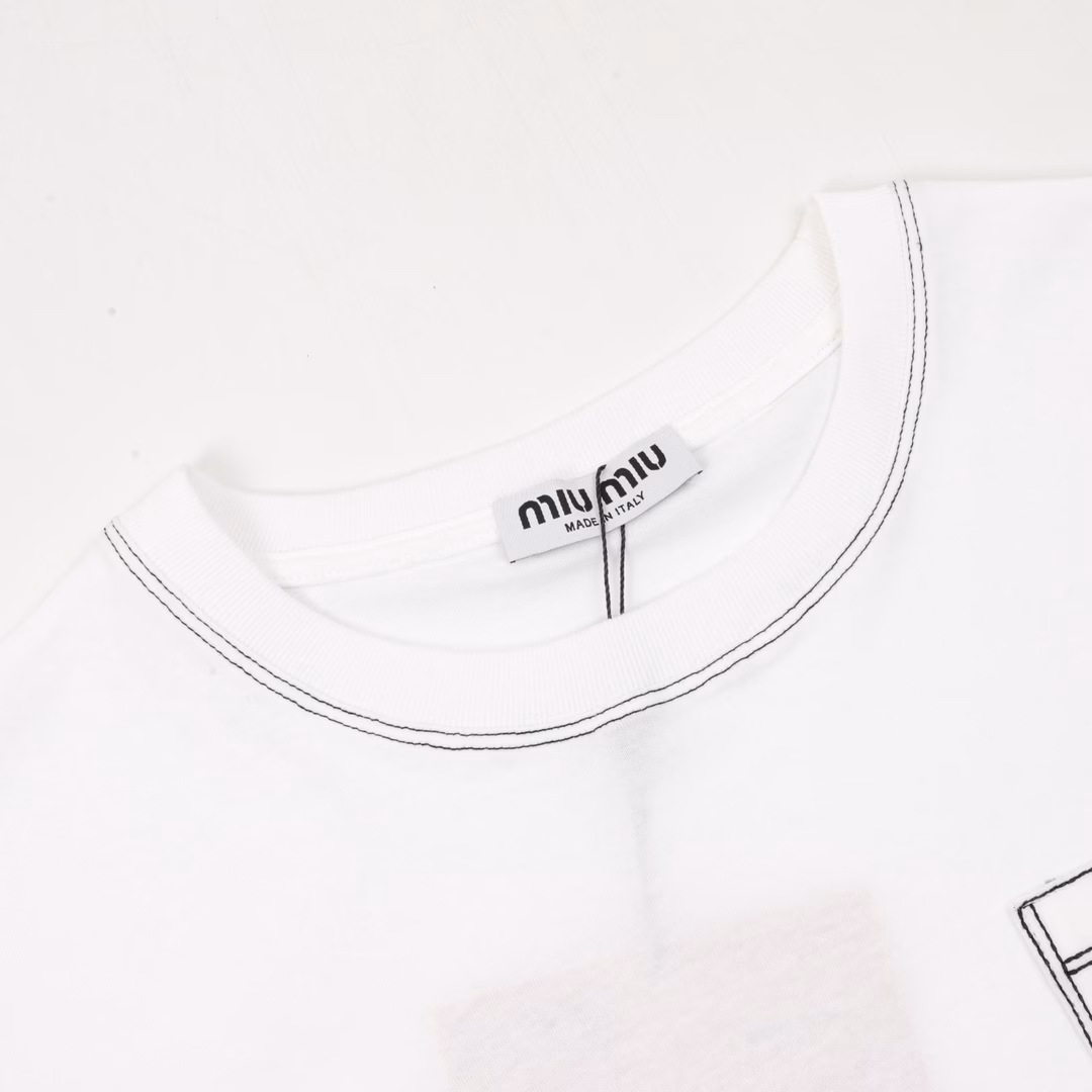 Miu Miu logo short-sleeved T-shirt with visible stitchingThe fabric is 260g combed cotton, customized 32-count 1*1 thread, and the garment is washed twice. The fabric is comfortable and skin-friendly without any strange feeling. It is custom-dyed fabric with high textile density, good drape, and not easy to deform. The thick weave and compact spinning process will not affect the breathability of the fabric. The color saturation is very high. This is a treasure-level product that you absolutely cannot miss.