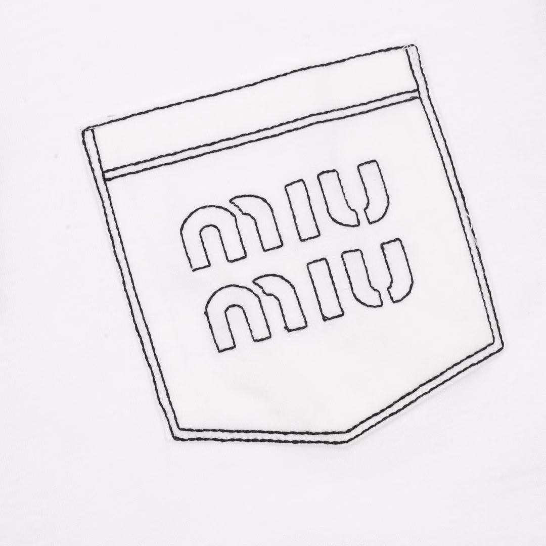 Miu Miu logo short-sleeved T-shirt with visible stitchingThe fabric is 260g combed cotton, customized 32-count 1*1 thread, and the garment is washed twice. The fabric is comfortable and skin-friendly without any strange feeling. It is custom-dyed fabric with high textile density, good drape, and not easy to deform. The thick weave and compact spinning process will not affect the breathability of the fabric. The color saturation is very high. This is a treasure-level product that you absolutely cannot miss.