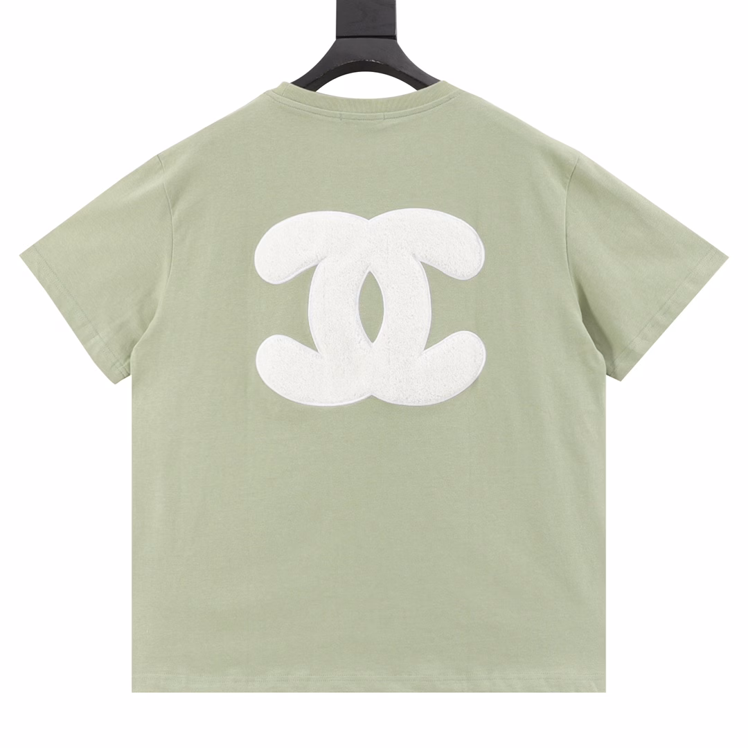 Chanel Chanel Army Green Double CC Loog Towel Embroidered Short Sleeve T-shirtThis army green short-sleeve from Chanel has a sense of luxury! High-weight pure cotton fabrics are supplied by customers, solid and textured knitted cotton with high density! The upper body is soft, skin-friendly and breathable, and it is super comfortable to wear everyday~The double C logo on the chest + back is made of towel embroidery technology, which is three-dimensional and full, with full texture and high recognition. The classic round neck + loose version is not picky about body shape, and it can be easily adapted to various styles. It is perfect to wear alone or layered. Whether it is daily outings or casual gatherings, it is fashionable to wear it directly. It is a sure-shot eye-catcher, and a must-have for Chanel milk fans.