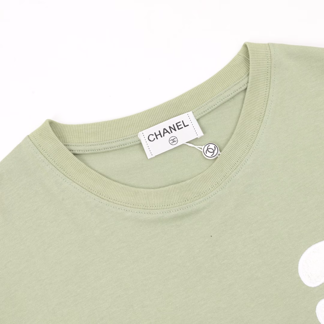 Chanel Chanel Army Green Double CC Loog Towel Embroidered Short Sleeve T-shirtThis army green short-sleeve from Chanel has a sense of luxury! High-weight pure cotton fabrics are supplied by customers, solid and textured knitted cotton with high density! The upper body is soft, skin-friendly and breathable, and it is super comfortable to wear everyday~The double C logo on the chest + back is made of towel embroidery technology, which is three-dimensional and full, with full texture and high recognition. The classic round neck + loose version is not picky about body shape, and it can be easily adapted to various styles. It is perfect to wear alone or layered. Whether it is daily outings or casual gatherings, it is fashionable to wear it directly. It is a sure-shot eye-catcher, and a must-have for Chanel milk fans.