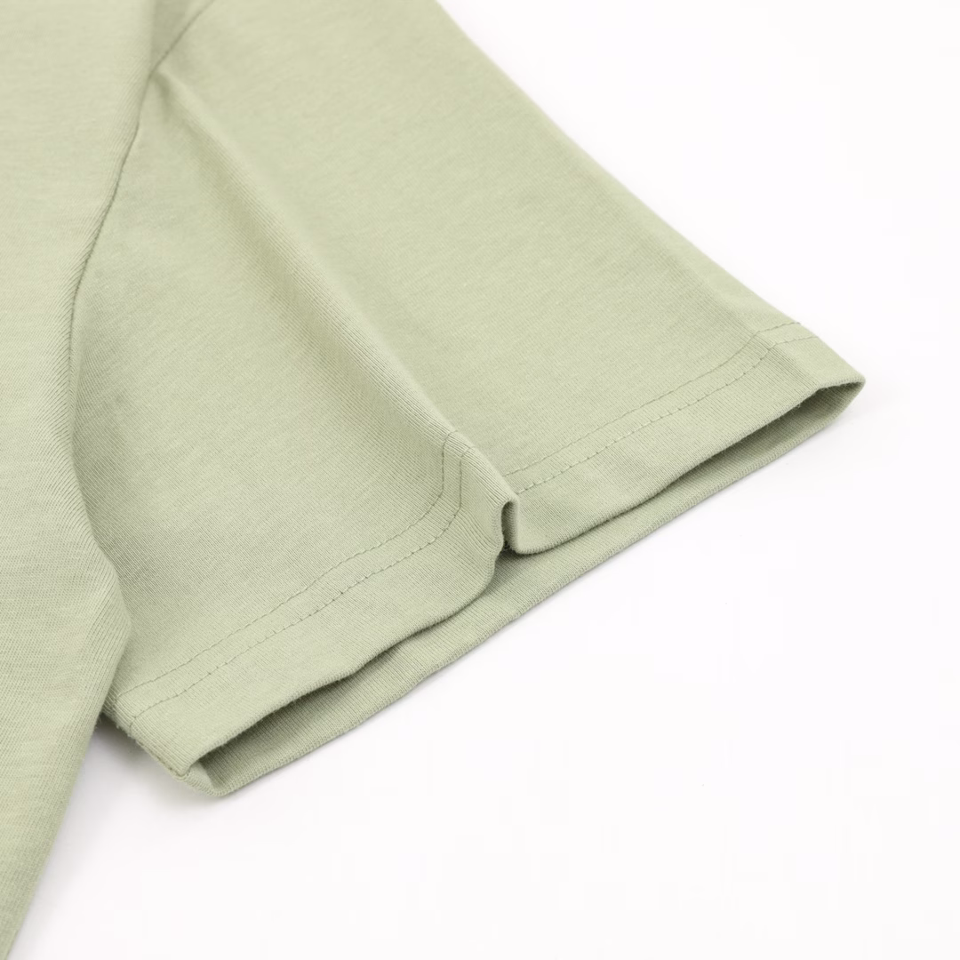 Chanel Chanel Army Green Double CC Loog Towel Embroidered Short Sleeve T-shirtThis army green short-sleeve from Chanel has a sense of luxury! High-weight pure cotton fabrics are supplied by customers, solid and textured knitted cotton with high density! The upper body is soft, skin-friendly and breathable, and it is super comfortable to wear everyday~The double C logo on the chest + back is made of towel embroidery technology, which is three-dimensional and full, with full texture and high recognition. The classic round neck + loose version is not picky about body shape, and it can be easily adapted to various styles. It is perfect to wear alone or layered. Whether it is daily outings or casual gatherings, it is fashionable to wear it directly. It is a sure-shot eye-catcher, and a must-have for Chanel milk fans.