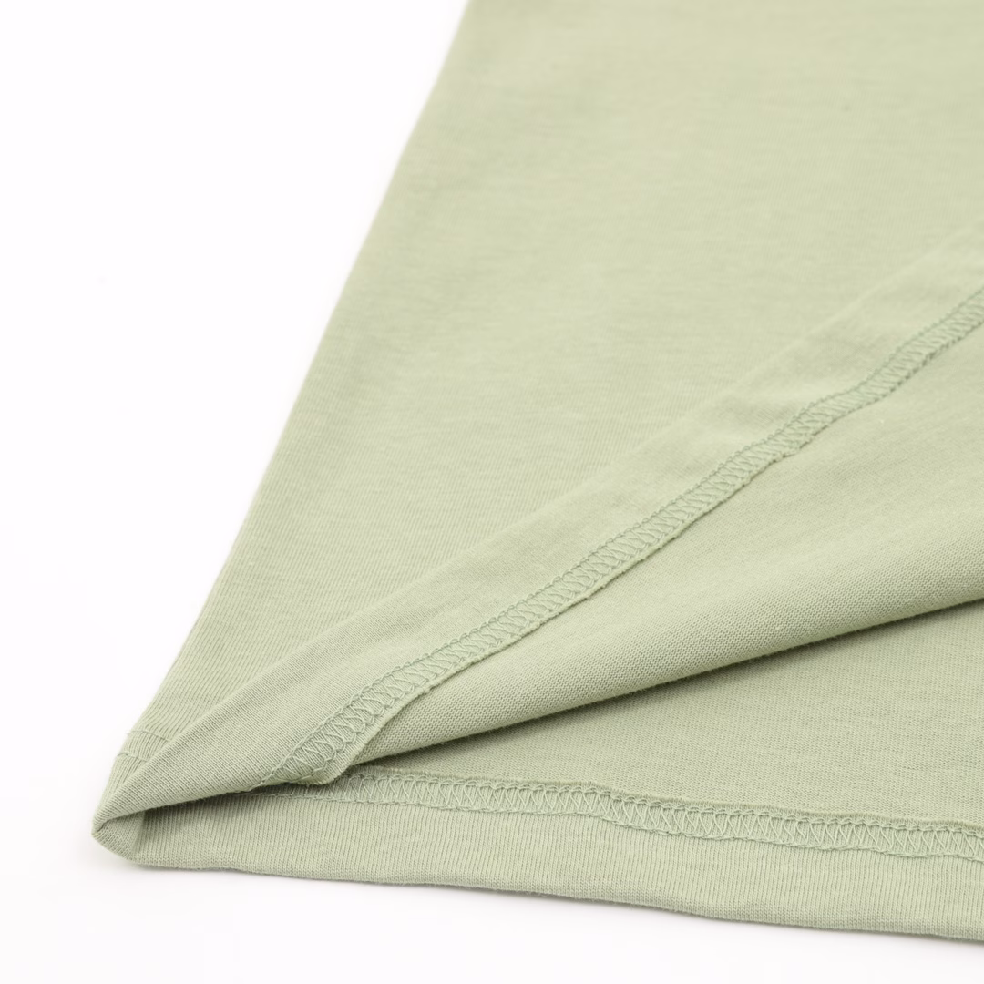Chanel Chanel Army Green Double CC Loog Towel Embroidered Short Sleeve T-shirtThis army green short-sleeve from Chanel has a sense of luxury! High-weight pure cotton fabrics are supplied by customers, solid and textured knitted cotton with high density! The upper body is soft, skin-friendly and breathable, and it is super comfortable to wear everyday~The double C logo on the chest + back is made of towel embroidery technology, which is three-dimensional and full, with full texture and high recognition. The classic round neck + loose version is not picky about body shape, and it can be easily adapted to various styles. It is perfect to wear alone or layered. Whether it is daily outings or casual gatherings, it is fashionable to wear it directly. It is a sure-shot eye-catcher, and a must-have for Chanel milk fans.