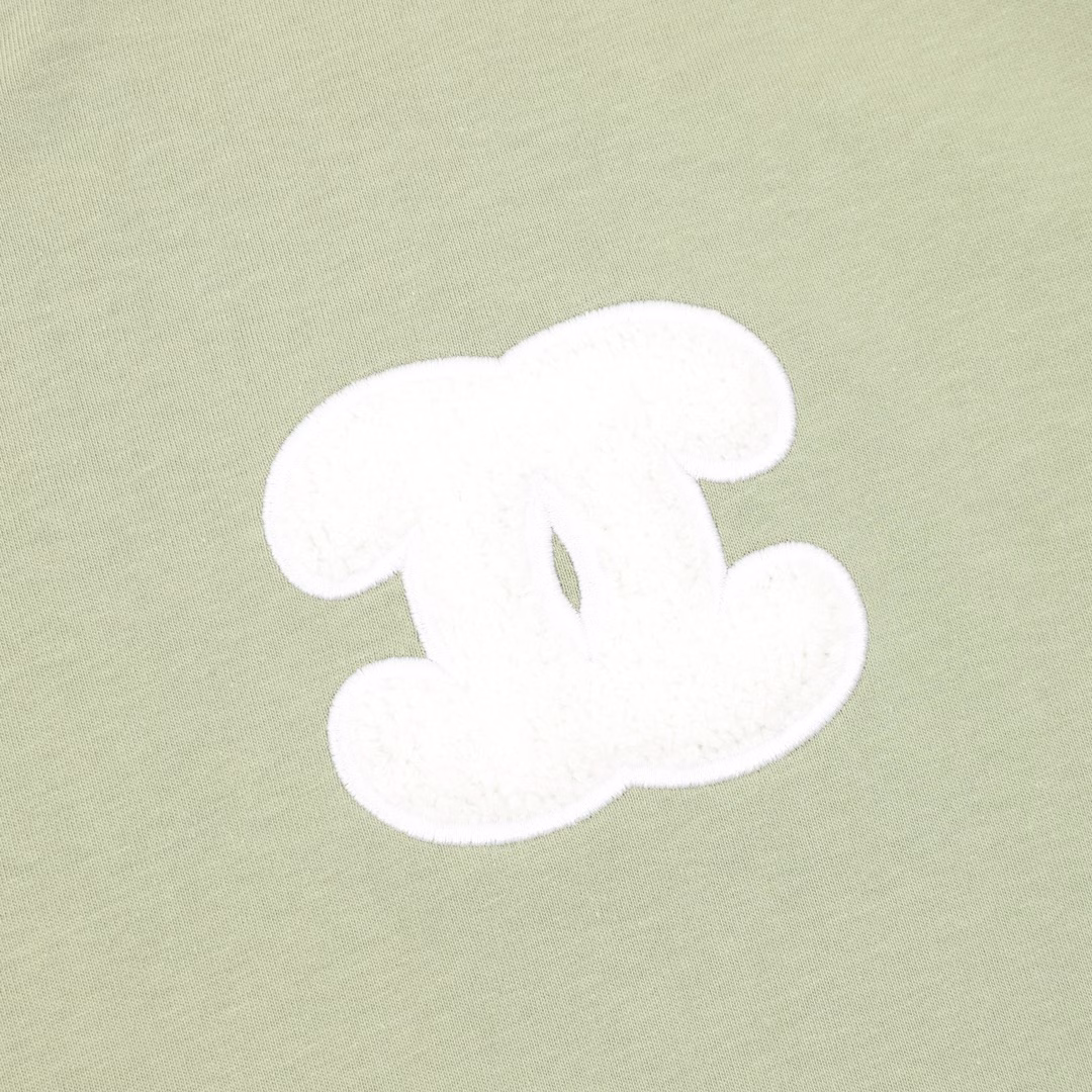 Chanel Chanel Army Green Double CC Loog Towel Embroidered Short Sleeve T-shirtThis army green short-sleeve from Chanel has a sense of luxury! High-weight pure cotton fabrics are supplied by customers, solid and textured knitted cotton with high density! The upper body is soft, skin-friendly and breathable, and it is super comfortable to wear everyday~The double C logo on the chest + back is made of towel embroidery technology, which is three-dimensional and full, with full texture and high recognition. The classic round neck + loose version is not picky about body shape, and it can be easily adapted to various styles. It is perfect to wear alone or layered. Whether it is daily outings or casual gatherings, it is fashionable to wear it directly. It is a sure-shot eye-catcher, and a must-have for Chanel milk fans.