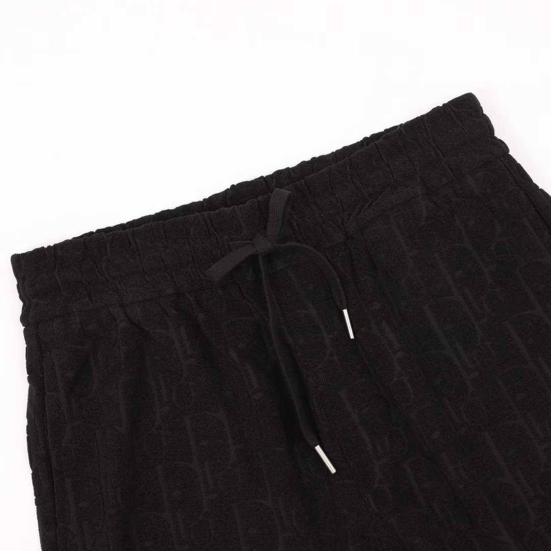 Dior 25ss dark pattern CD full print logo jacquard towel shorts25 new knitted shorts, custom fabrics use wafer cloth weaving, jacquard knitting technology,The version is tight and three-dimensional, the custom trouser rope hardware has a strong texture, smooth, comfortable and breathable upper body,The three-dimensional sense of the bumpy shape, fashionable and casual wear, full of old flowers