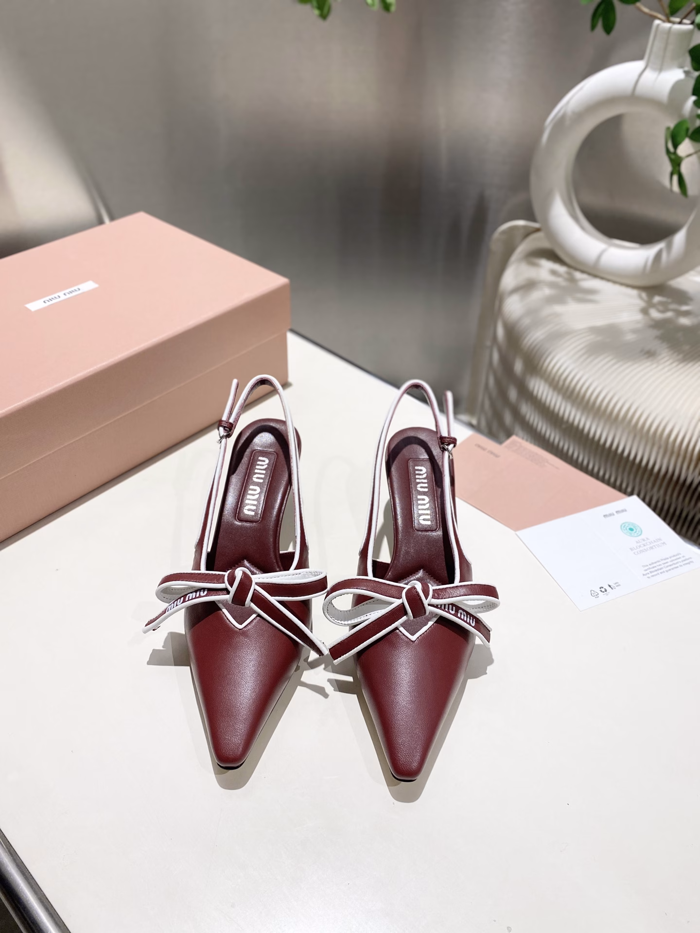 The new miumiu 2025 series of hollow sandals are fashionable and stylish. They are the standard for cool summer. The fabric material is sheepskin + bow elements.