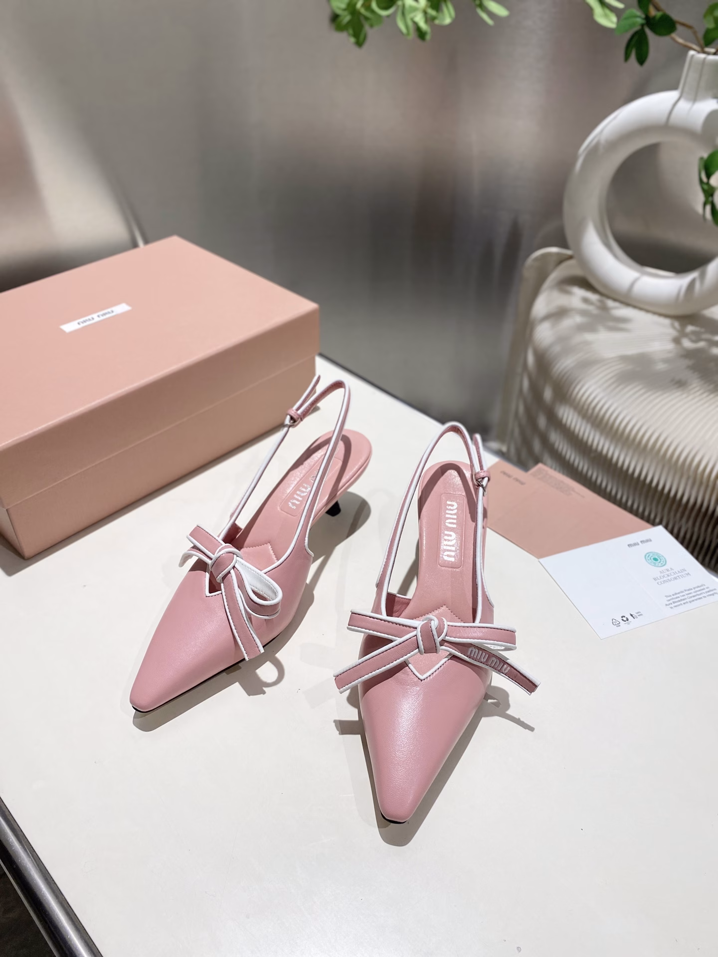 The new miumiu 2025 series of hollow sandals are fashionable and stylish. They are the standard for cool summer. The fabric material is sheepskin + bow elements.