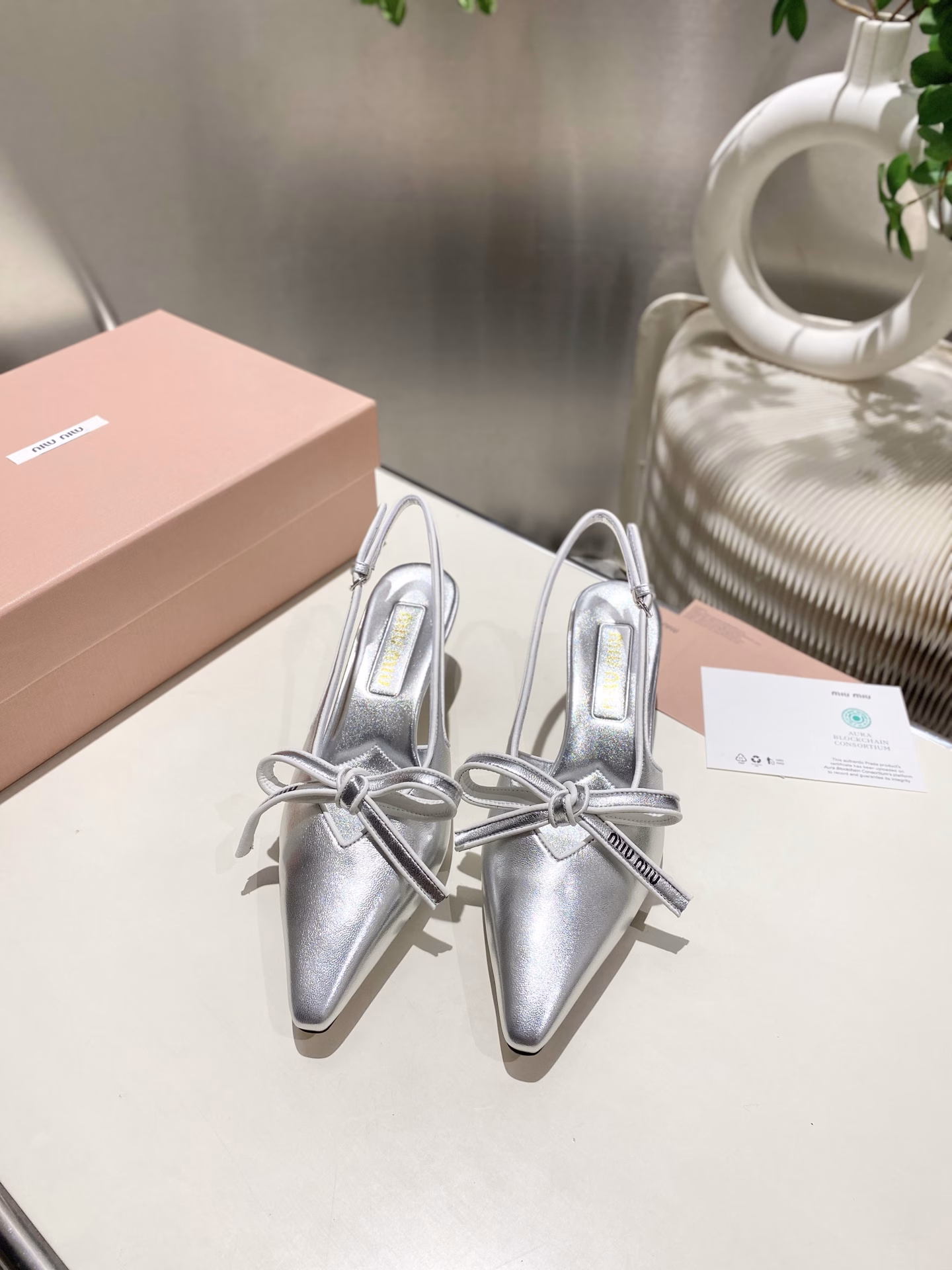 The new miumiu 2025 series of hollow sandals are fashionable and stylish. They are the standard for cool summer. The fabric material is sheepskin + bow elements.