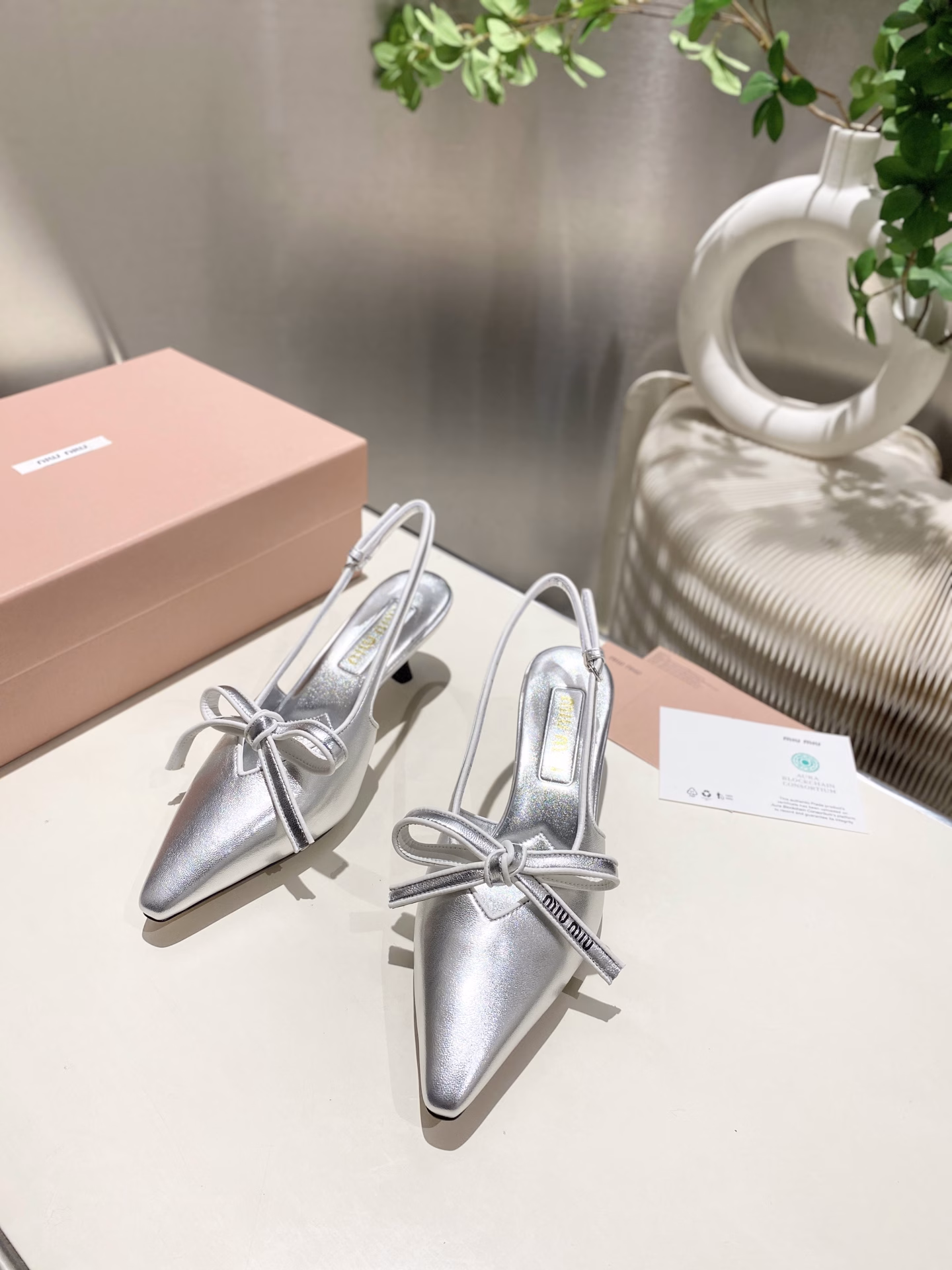 The new miumiu 2025 series of hollow sandals are fashionable and stylish. They are the standard for cool summer. The fabric material is sheepskin + bow elements.
