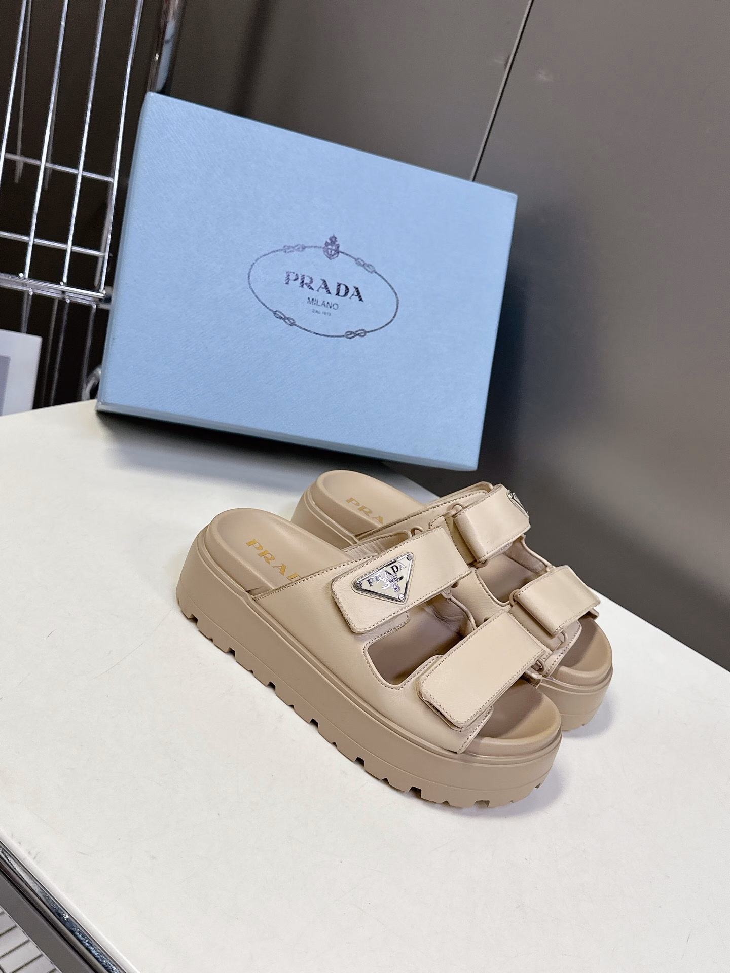 Prada's new spring and summer triangle-shaped thick-soled slippers and sandals are popular among many internet celebrities and fashion bloggers. Simple design. Highly recognizable triangle logo embellishment. Looks great on the feet. Outsole height 4.5CM. A perfect height-enhancing tool. Upper: imported cowhide custom weaving. Lining with mixed sheepskin. Original mold outsole. Super light.