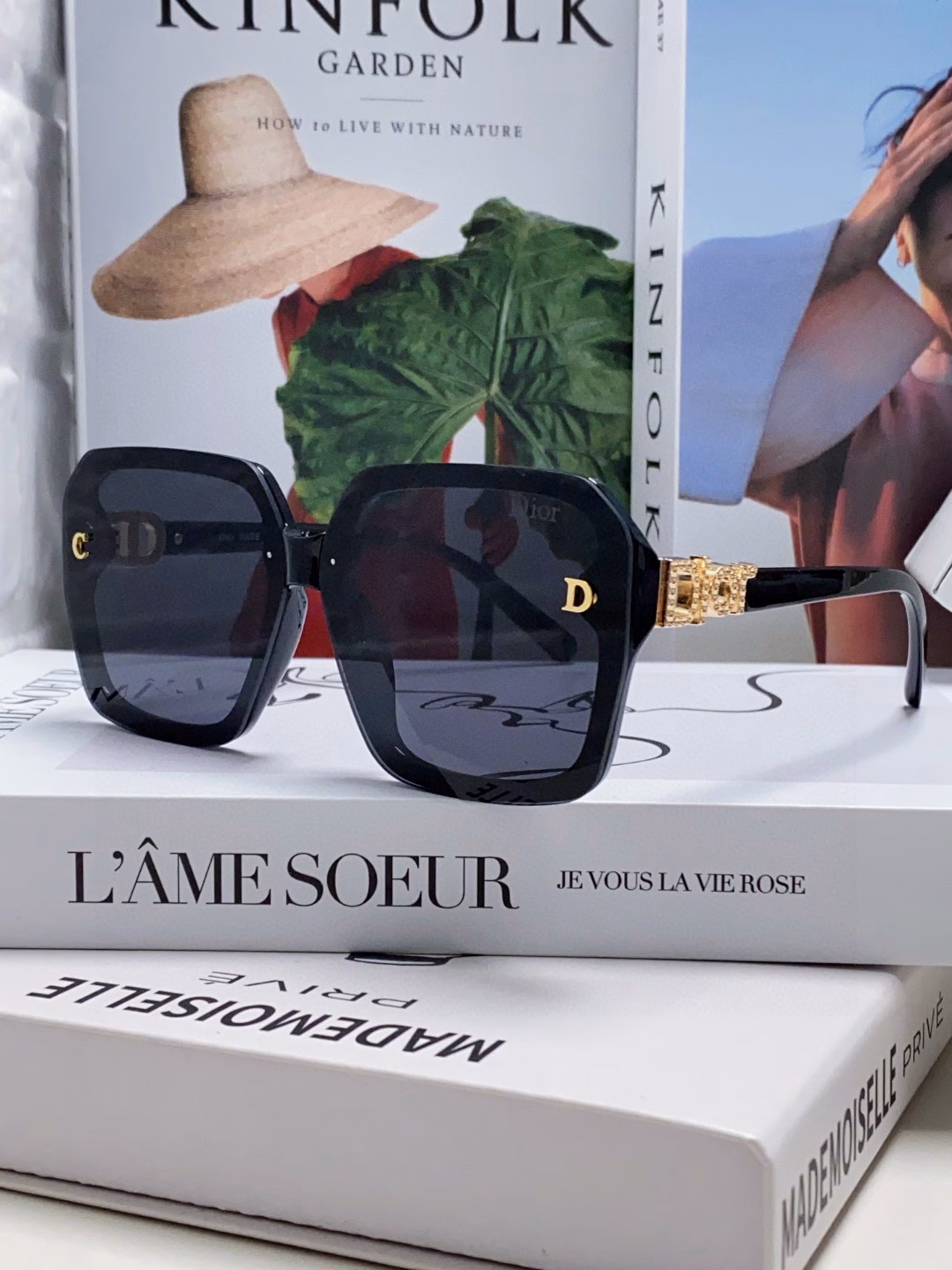 Dior large square frame 2025 new D asymmetrical letter design filled with small diamonds 💎 Classic and timeless square Asymmetrical embellishment on the left Fashionable hot item
