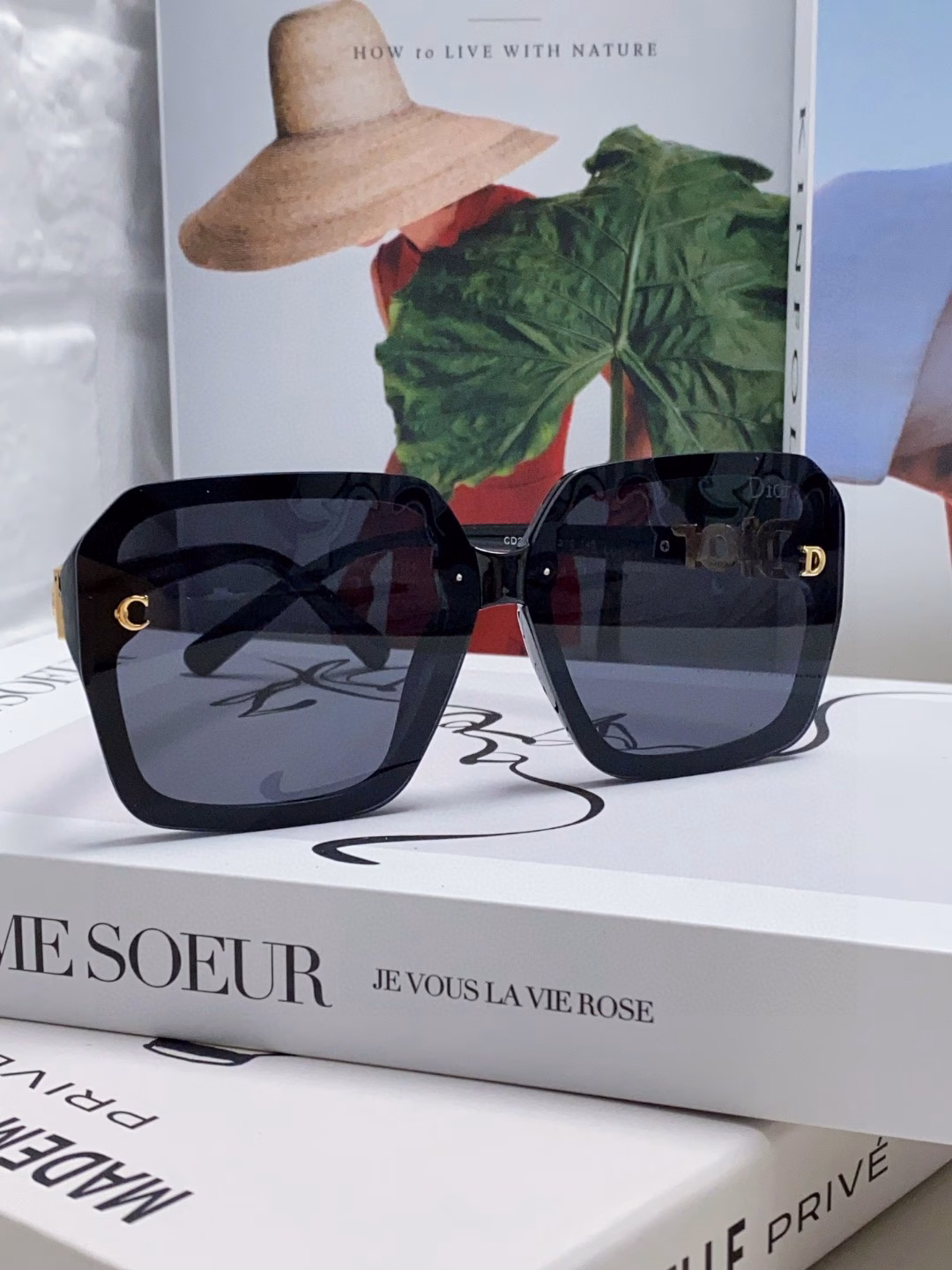 Dior large square frame 2025 new D asymmetrical letter design filled with small diamonds 💎 Classic and timeless square Asymmetrical embellishment on the left Fashionable hot item