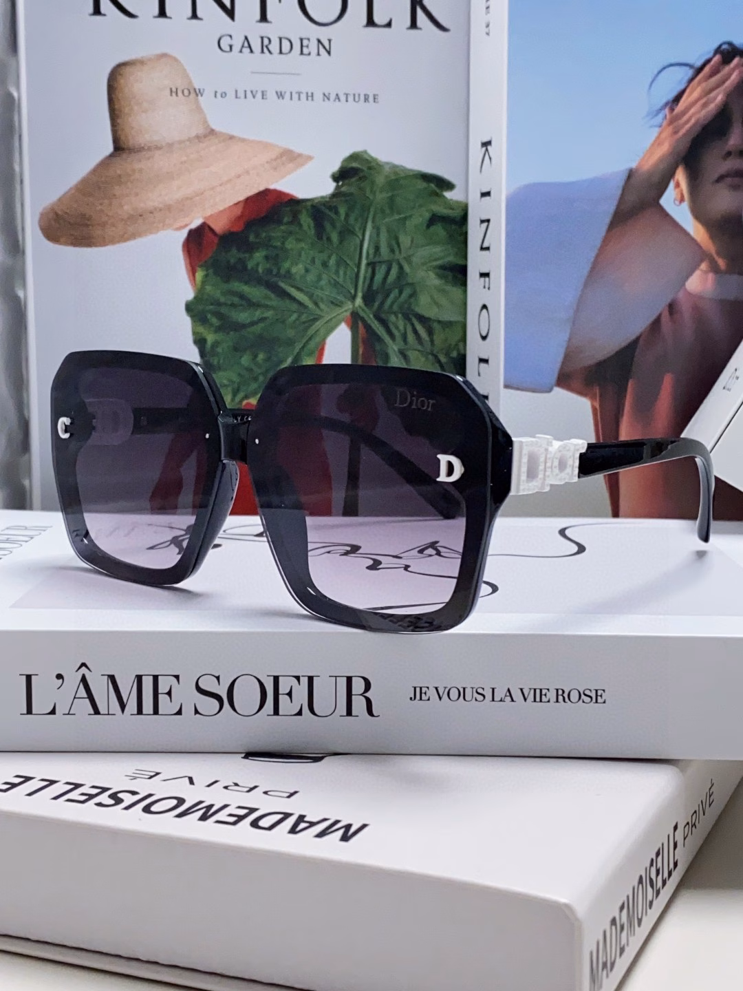 Dior large square frame 2025 new D asymmetrical letter design filled with small diamonds 💎 Classic and timeless square Asymmetrical embellishment on the left Fashionable hot item