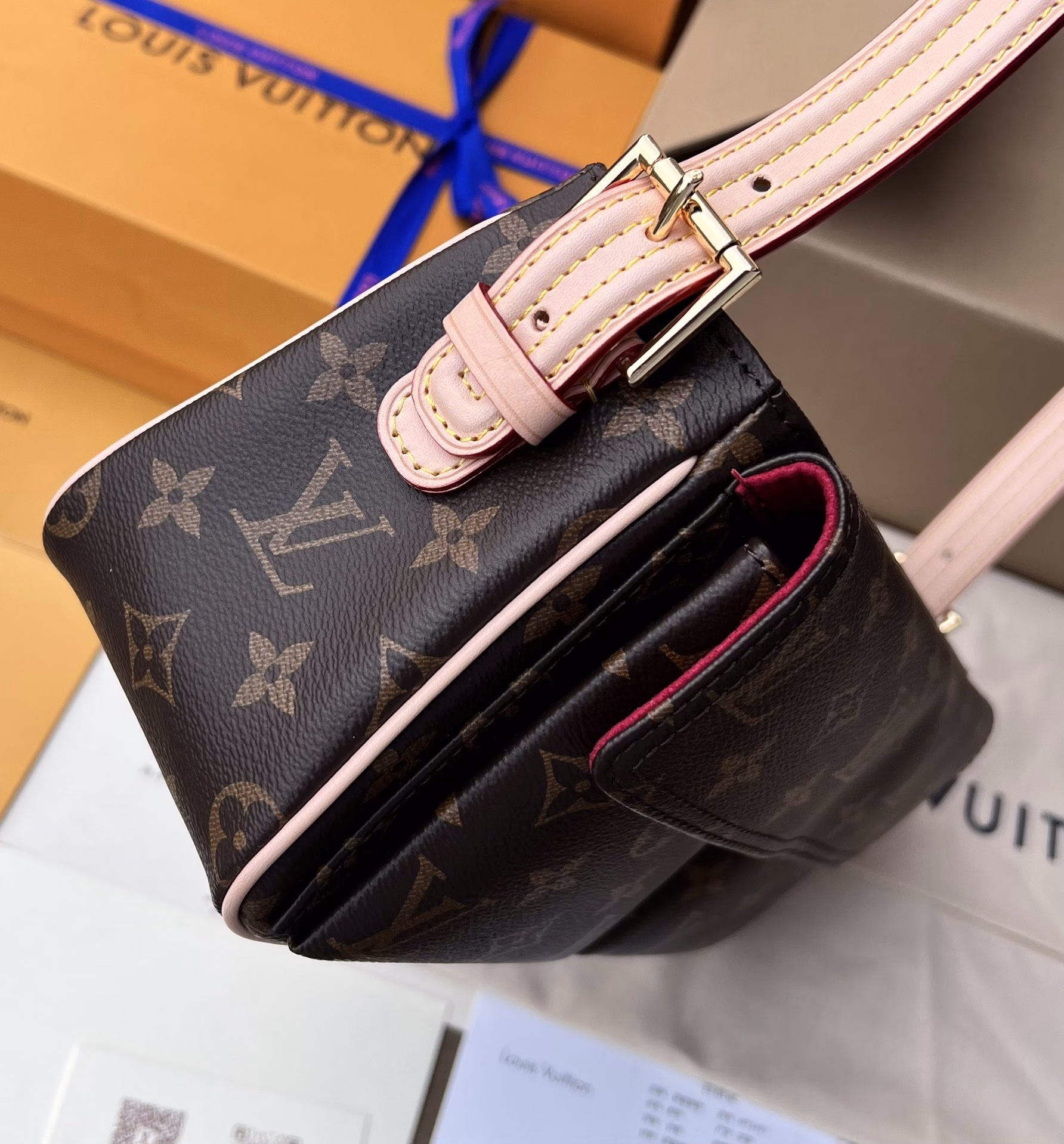 LV overseas channel goods second-hand camel bag ❗️ unisex camel bag, Viva-cite is full of coolness on the back, it is the most popular small camel, many bloggers, in the second-hand store this model is also the one with the most rapid increase in price, the most people look for a camel, and it is also the most perfect size that combines fashion, sophistication and practicality