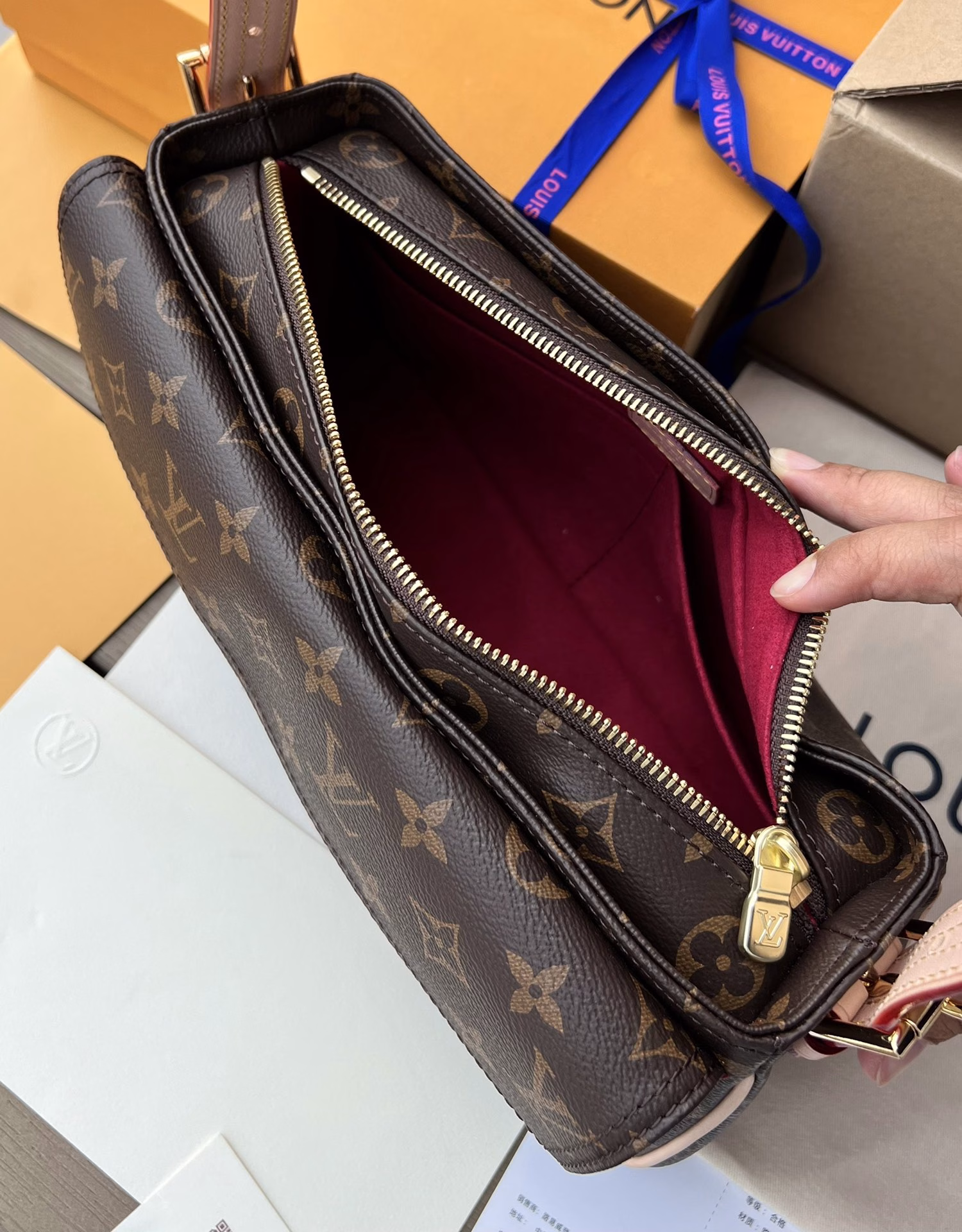 LV overseas channel goods second-hand camel bag ❗️ unisex camel bag, Viva-cite is full of coolness on the back, it is the most popular small camel, many bloggers, in the second-hand store this model is also the one with the most rapid increase in price, the most people look for a camel, and it is also the most perfect size that combines fashion, sophistication and practicality