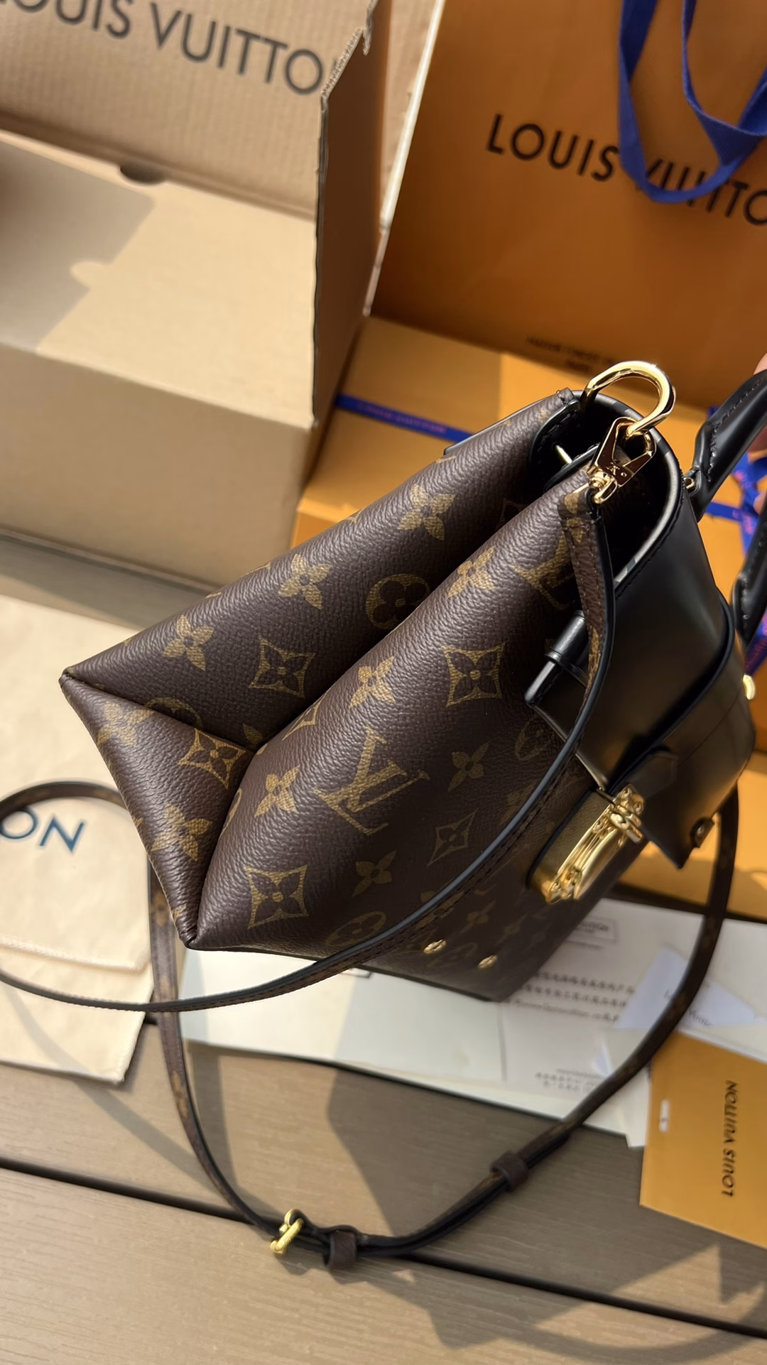 V onehandle messenger bag is now in stock! This model was first released in the fall and winter of 2016. It is a one handle bag that is praised as 