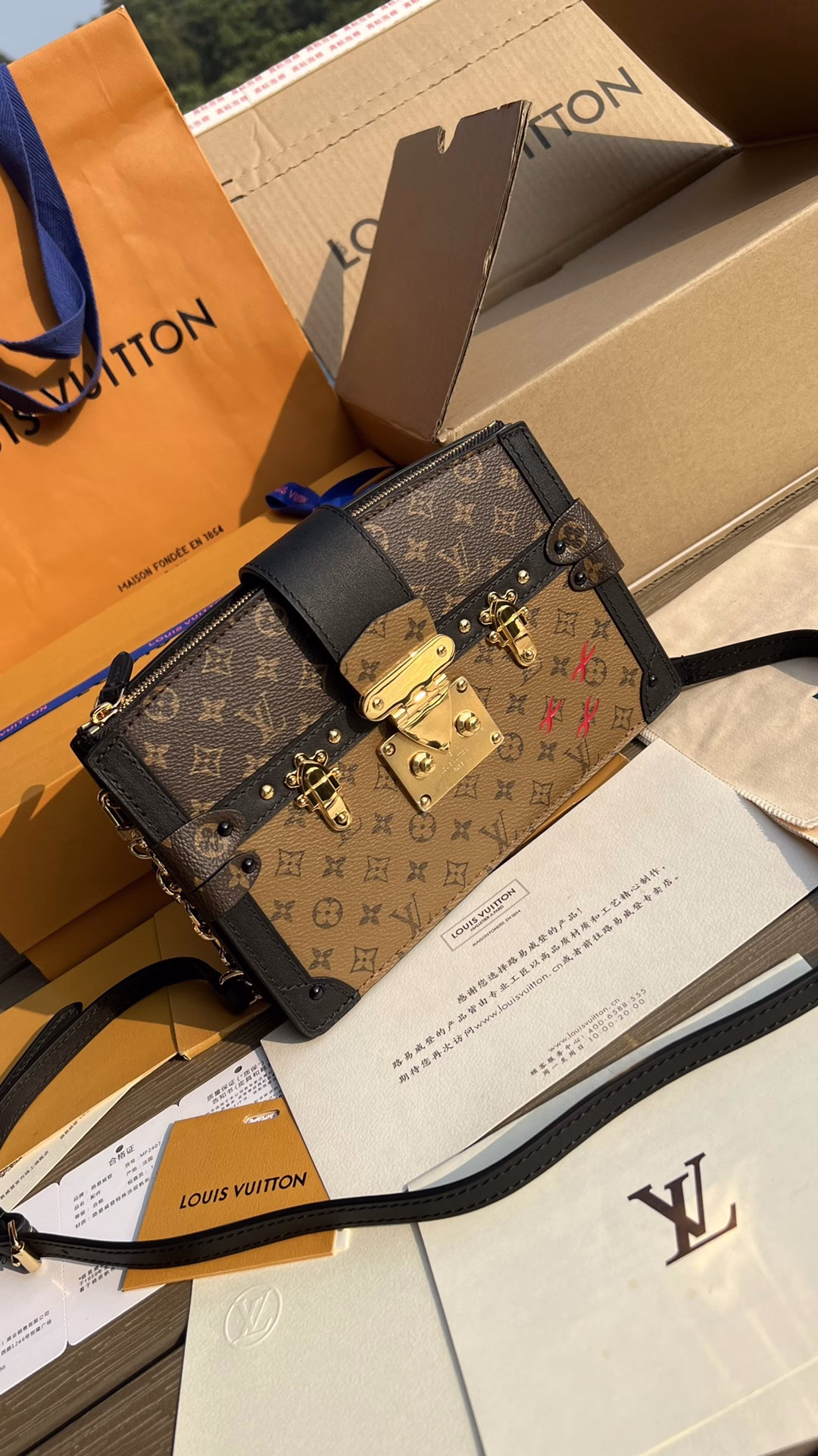 LV soft box bag has arrived! This model has always been in the hands of old agents, and finally I have the opportunity to take pictures of it. This Trunk Clutch handbag uses soft Monogram and Monogram Reverse fabrics to present a warm but angular configuration, smooth calfskin trim, and integrates a variety of classic luggage elements to pay tribute to Louis Vuitton's brand heritage. Malletage printed sheepskin lining; sock hook and zipper closure, detachable and adjustable shoulder strap