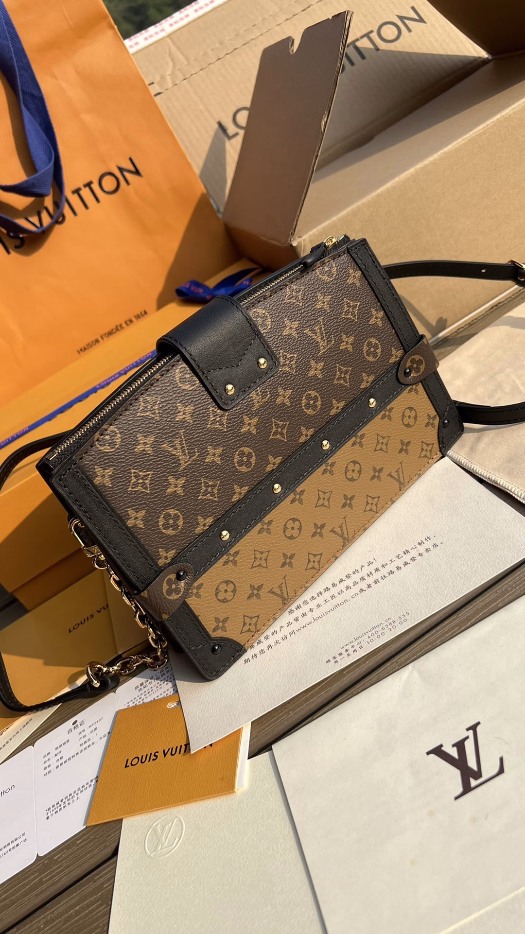 LV soft box bag has arrived! This model has always been in the hands of old agents, and finally I have the opportunity to take pictures of it. This Trunk Clutch handbag uses soft Monogram and Monogram Reverse fabrics to present a warm but angular configuration, smooth calfskin trim, and integrates a variety of classic luggage elements to pay tribute to Louis Vuitton's brand heritage. Malletage printed sheepskin lining; sock hook and zipper closure, detachable and adjustable shoulder strap