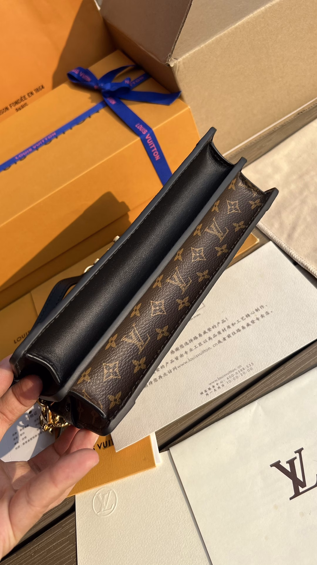 LV soft box bag has arrived! This model has always been in the hands of old agents, and finally I have the opportunity to take pictures of it. This Trunk Clutch handbag uses soft Monogram and Monogram Reverse fabrics to present a warm but angular configuration, smooth calfskin trim, and integrates a variety of classic luggage elements to pay tribute to Louis Vuitton's brand heritage. Malletage printed sheepskin lining; sock hook and zipper closure, detachable and adjustable shoulder strap