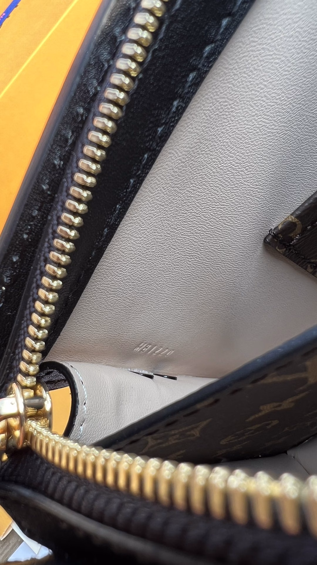 LV soft box bag has arrived! This model has always been in the hands of old agents, and finally I have the opportunity to take pictures of it. This Trunk Clutch handbag uses soft Monogram and Monogram Reverse fabrics to present a warm but angular configuration, smooth calfskin trim, and integrates a variety of classic luggage elements to pay tribute to Louis Vuitton's brand heritage. Malletage printed sheepskin lining; sock hook and zipper closure, detachable and adjustable shoulder strap
