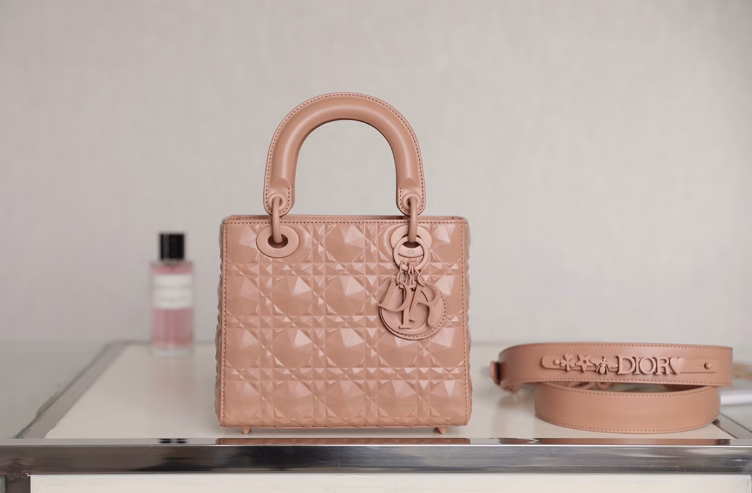 LADY DIOR Diamond Cannage Four-grid 𝐳𝐩 GradeLady Dior My ABCDior handbag embodies Dior's profound insight into elegance and beauty🖤The iconic cannage stitching of Dior is reinterpreted with a diamond-shaped pattern, and the elegant and classic design is timeless.The 