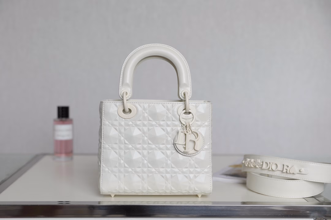 LADY DIOR Diamond Cannage Four-grid 𝐳𝐩 GradeLady Dior My ABCDior handbag embodies Dior's profound insight into elegance and beauty🖤The iconic cannage stitching of Dior is reinterpreted with a diamond-shaped pattern, and the elegant and classic design is timeless.The 