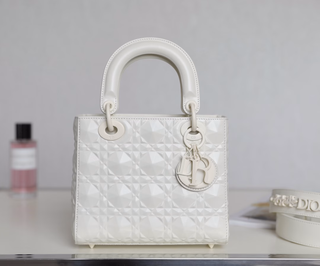 LADY DIOR Diamond Cannage Four-grid 𝐳𝐩 GradeLady Dior My ABCDior handbag embodies Dior's profound insight into elegance and beauty🖤The iconic cannage stitching of Dior is reinterpreted with a diamond-shaped pattern, and the elegant and classic design is timeless.The 