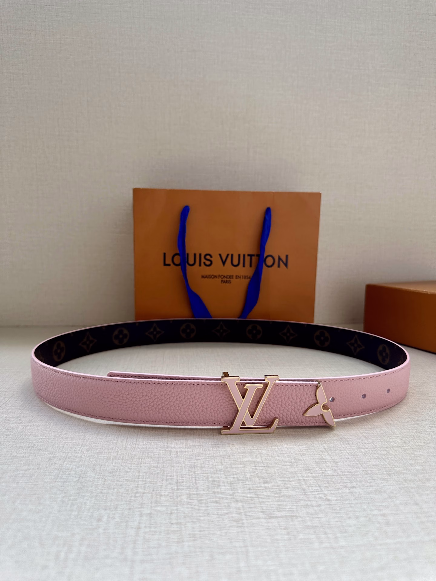 This exquisite Louis Vuitton (LV) fine enameled 30mm reversible belt is a clever design that reflects the creative signature style. The belt is made of Monogram canvas on one side and luxurious leather on the other. It is equipped with an enameled LV buckle and the Monogram flower detail is carefully carved at the end of the belt. This elegant belt adds a touch of sophisticated femininity to any outfit