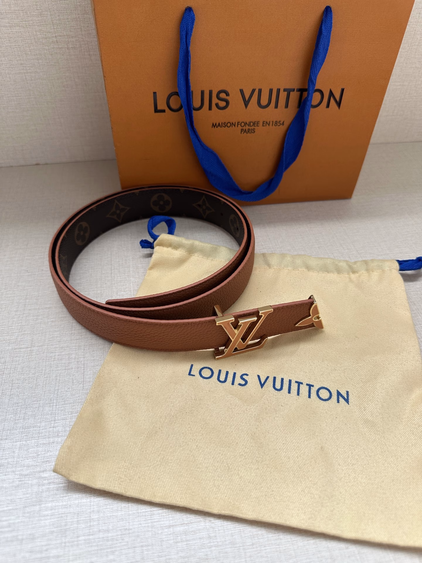 This exquisite Louis Vuitton (LV) fine enameled 30mm reversible belt is a clever design that reflects the creative signature style. The belt is made of Monogram canvas on one side and luxurious leather on the other. It is equipped with an enameled LV buckle and the Monogram flower detail is carefully carved at the end of the belt. This elegant belt adds a touch of sophisticated femininity to any outfit