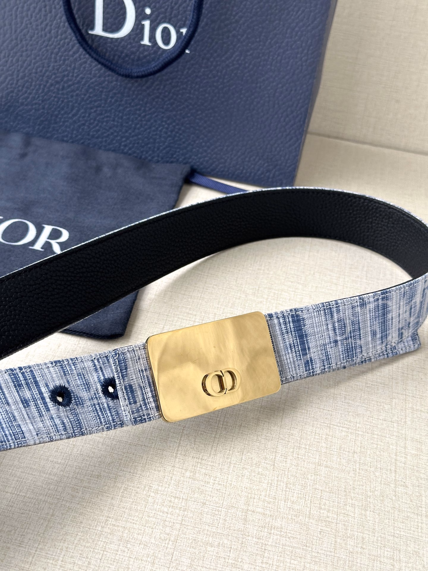 New to the spring collection, this stainless steel metal belt buckle from Dior features the CD Icon logo and Oblique Cosmo pattern, a nod to Dior's classic motifs. Pair it with any 35mm belt to elevate your look for a chic and sophisticated look