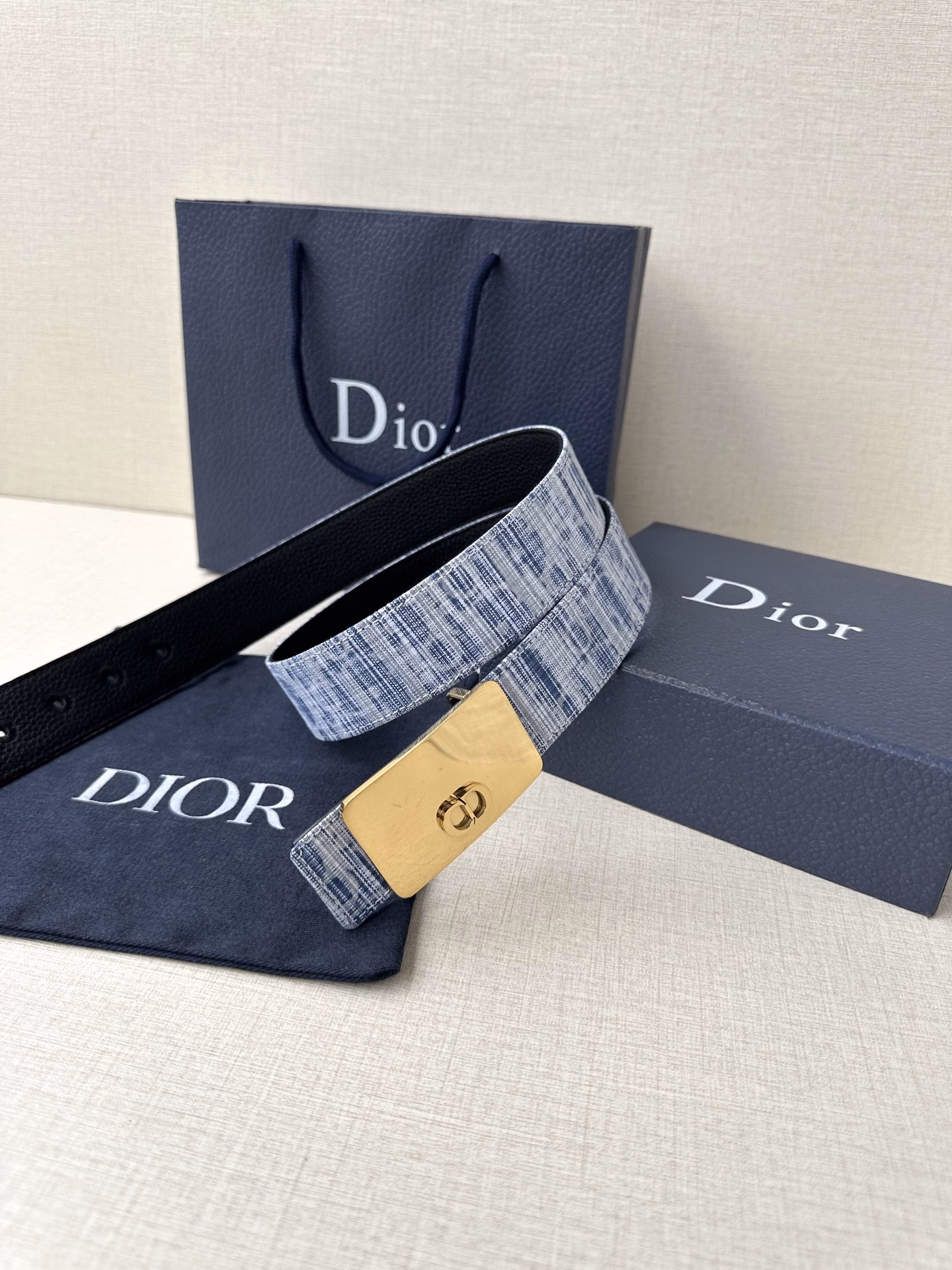 New to the spring collection, this stainless steel metal belt buckle from Dior features the CD Icon logo and Oblique Cosmo pattern, a nod to Dior's classic motifs. Pair it with any 35mm belt to elevate your look for a chic and sophisticated look