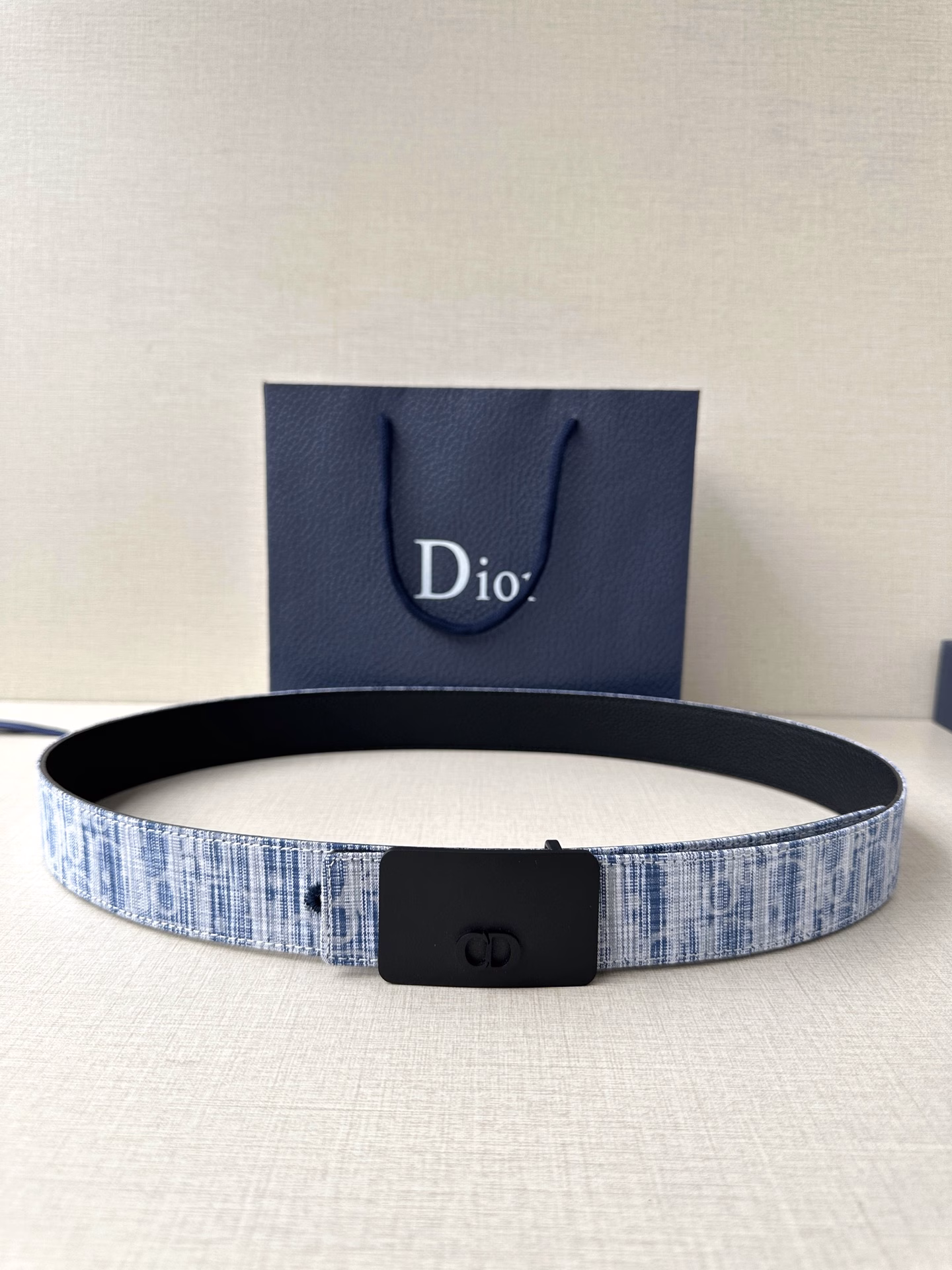 New to the spring collection, this stainless steel metal belt buckle from Dior features the CD Icon logo and Oblique Cosmo pattern, a nod to Dior's classic motifs. Pair it with any 35mm belt to elevate your look for a chic and sophisticated look