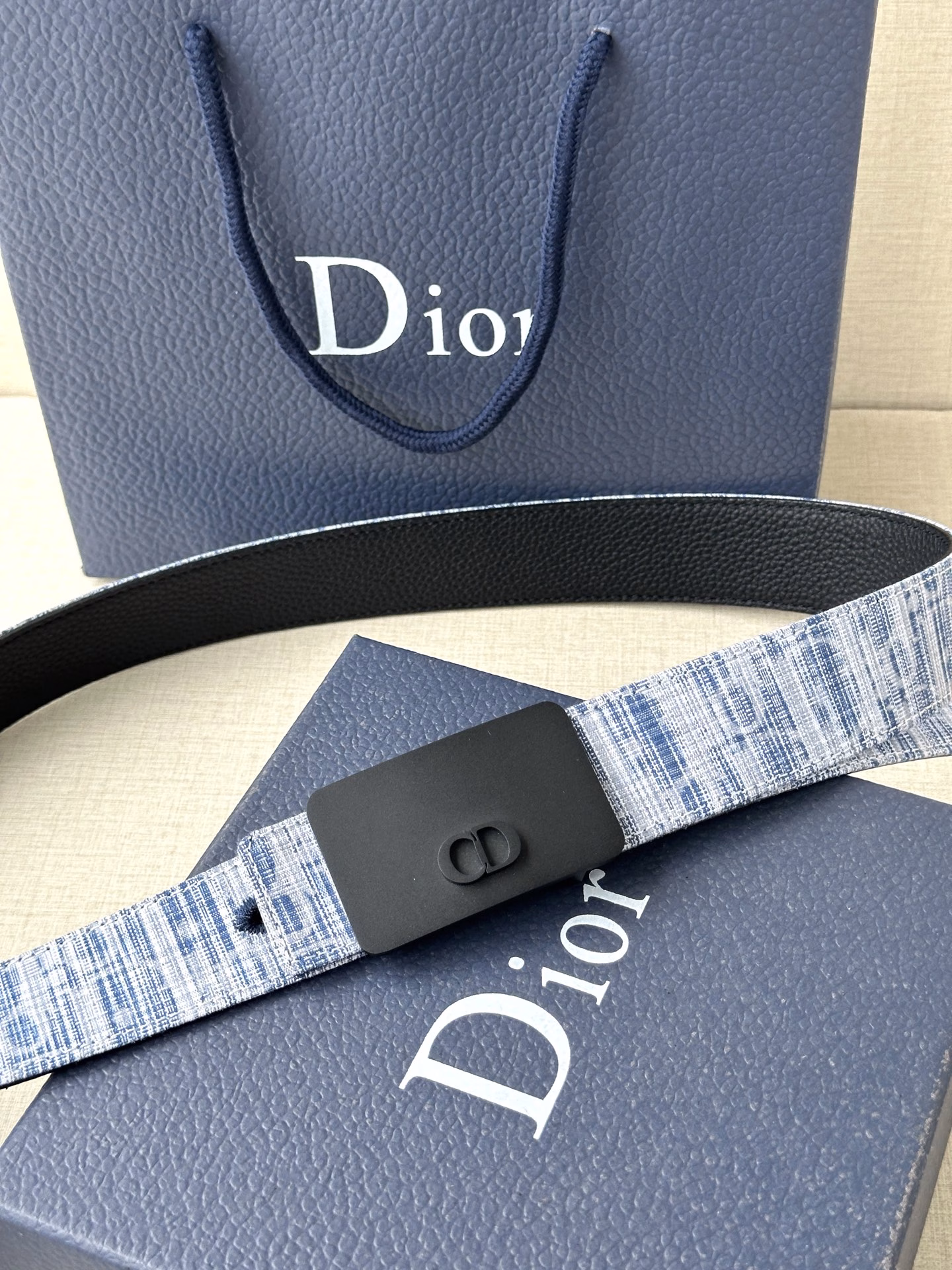 New to the spring collection, this stainless steel metal belt buckle from Dior features the CD Icon logo and Oblique Cosmo pattern, a nod to Dior's classic motifs. Pair it with any 35mm belt to elevate your look for a chic and sophisticated look