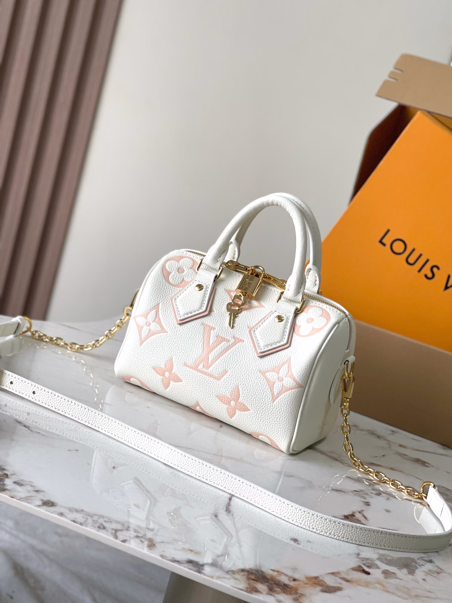 The Bandoulière 20 handbag is from the new Dégradé collection. The Monogram Empreinte embossed leather body is colorful, adding a touch of bright color to the seasonal outfit. The rolled Toron handle and adjustable shoulder strap allow you to switch between elbow and shoulder, making it a perfect companion for urban life and summer parties.