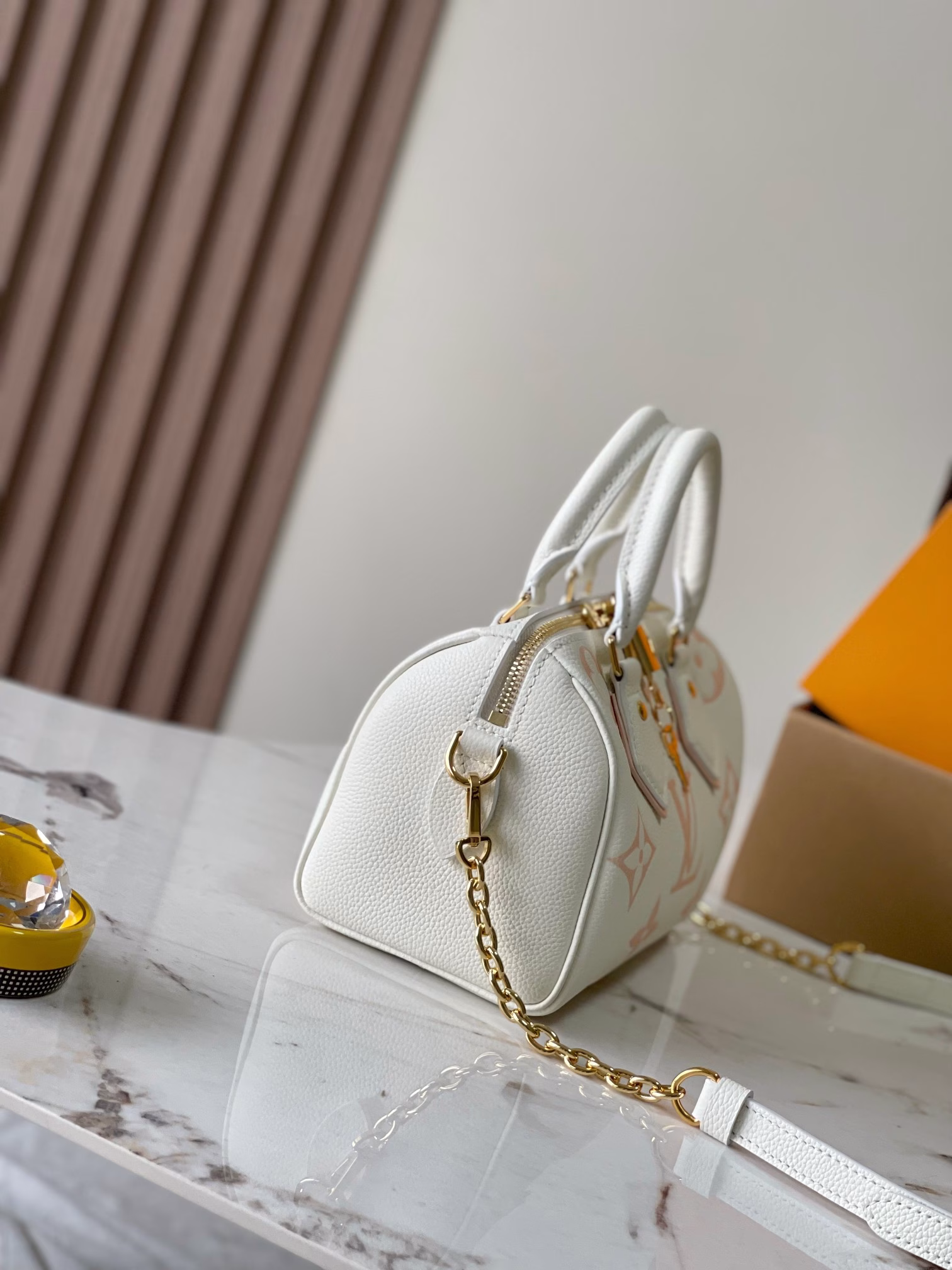 The Bandoulière 20 handbag is from the new Dégradé collection. The Monogram Empreinte embossed leather body is colorful, adding a touch of bright color to the seasonal outfit. The rolled Toron handle and adjustable shoulder strap allow you to switch between elbow and shoulder, making it a perfect companion for urban life and summer parties.