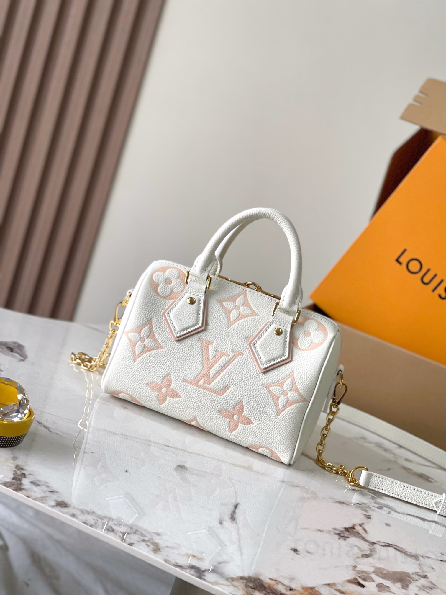 The Bandoulière 20 handbag is from the new Dégradé collection. The Monogram Empreinte embossed leather body is colorful, adding a touch of bright color to the seasonal outfit. The rolled Toron handle and adjustable shoulder strap allow you to switch between elbow and shoulder, making it a perfect companion for urban life and summer parties.