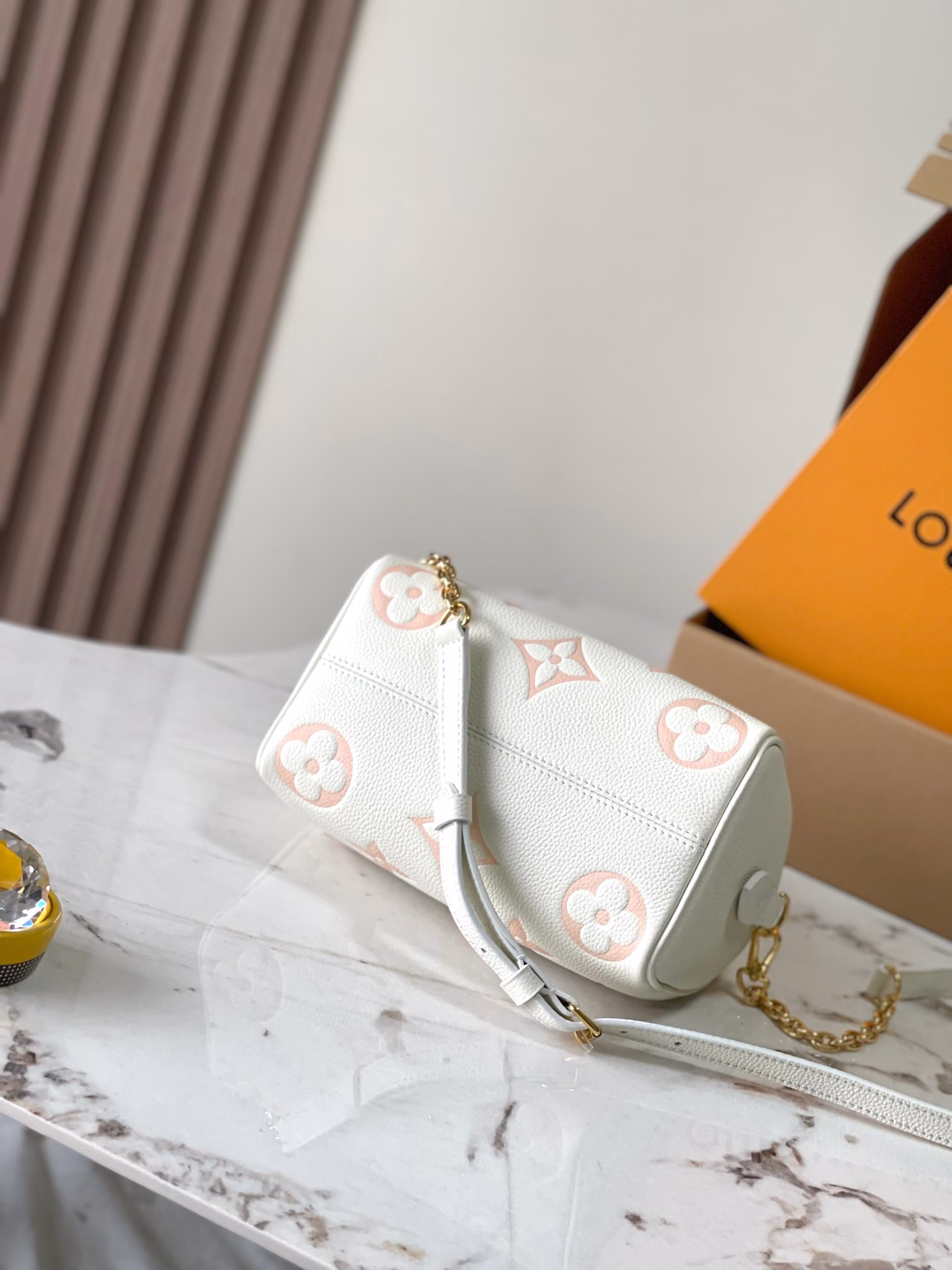 The Bandoulière 20 handbag is from the new Dégradé collection. The Monogram Empreinte embossed leather body is colorful, adding a touch of bright color to the seasonal outfit. The rolled Toron handle and adjustable shoulder strap allow you to switch between elbow and shoulder, making it a perfect companion for urban life and summer parties.