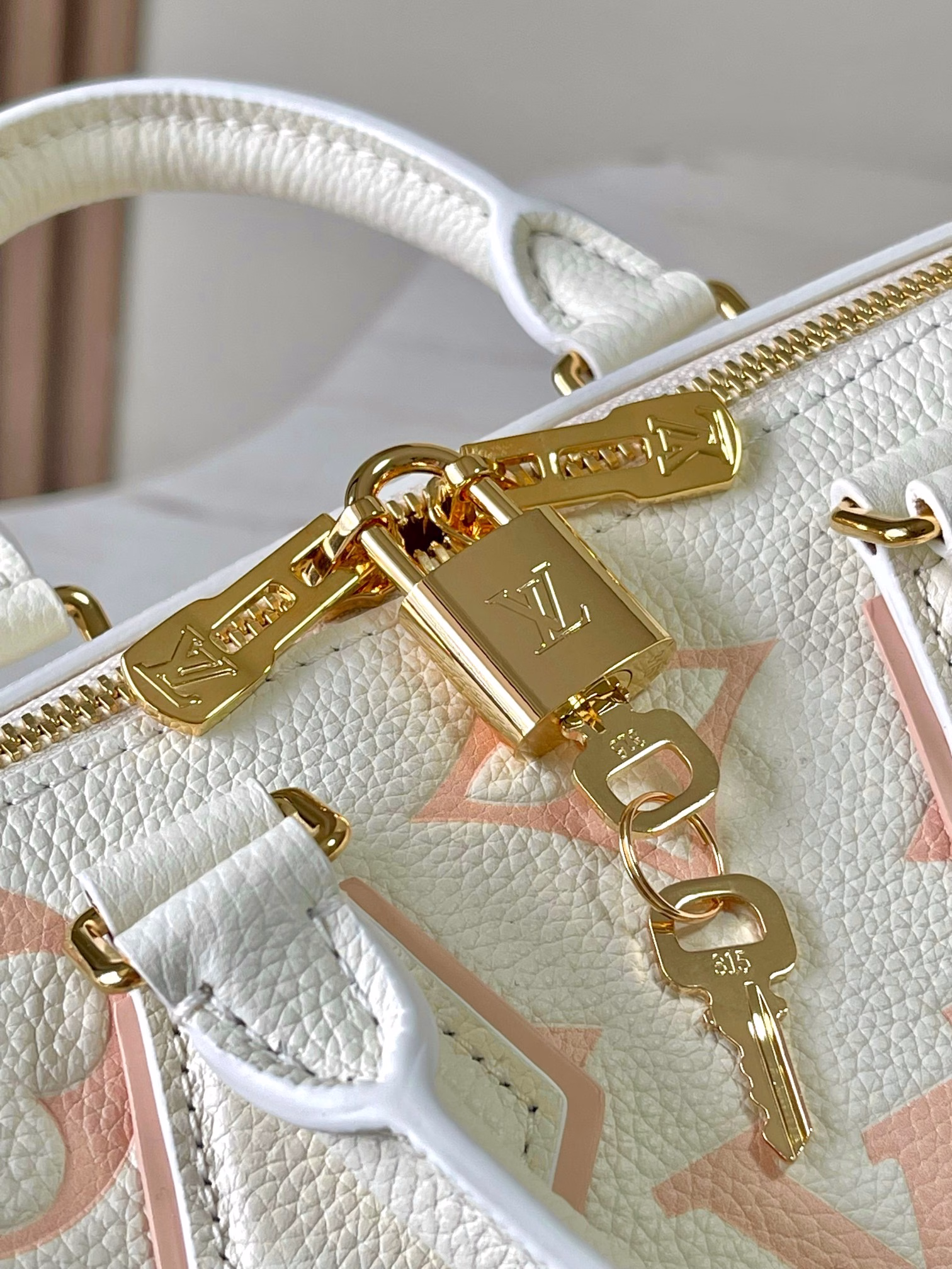 The Bandoulière 20 handbag is from the new Dégradé collection. The Monogram Empreinte embossed leather body is colorful, adding a touch of bright color to the seasonal outfit. The rolled Toron handle and adjustable shoulder strap allow you to switch between elbow and shoulder, making it a perfect companion for urban life and summer parties.