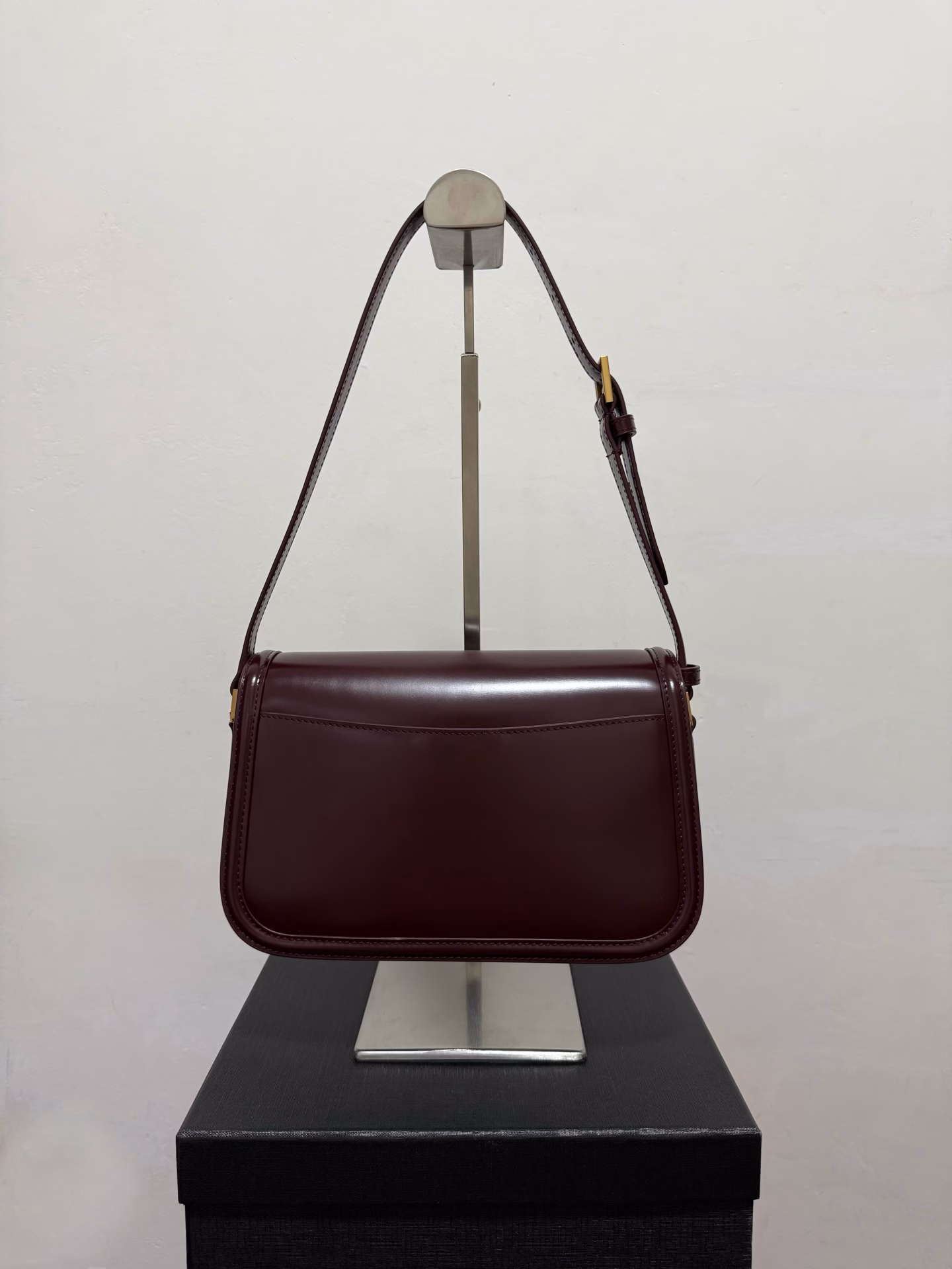 2025- Summer new Solferino tofu bagIt is the highlight of Sanint Laurent this season‼ ️It has already conquered the entire fashion circle just after it was launched!The simple design and smooth lines make this handbag very versatile💯Add the retro bronze hardware and innovative lock logo; I really like it more and more.